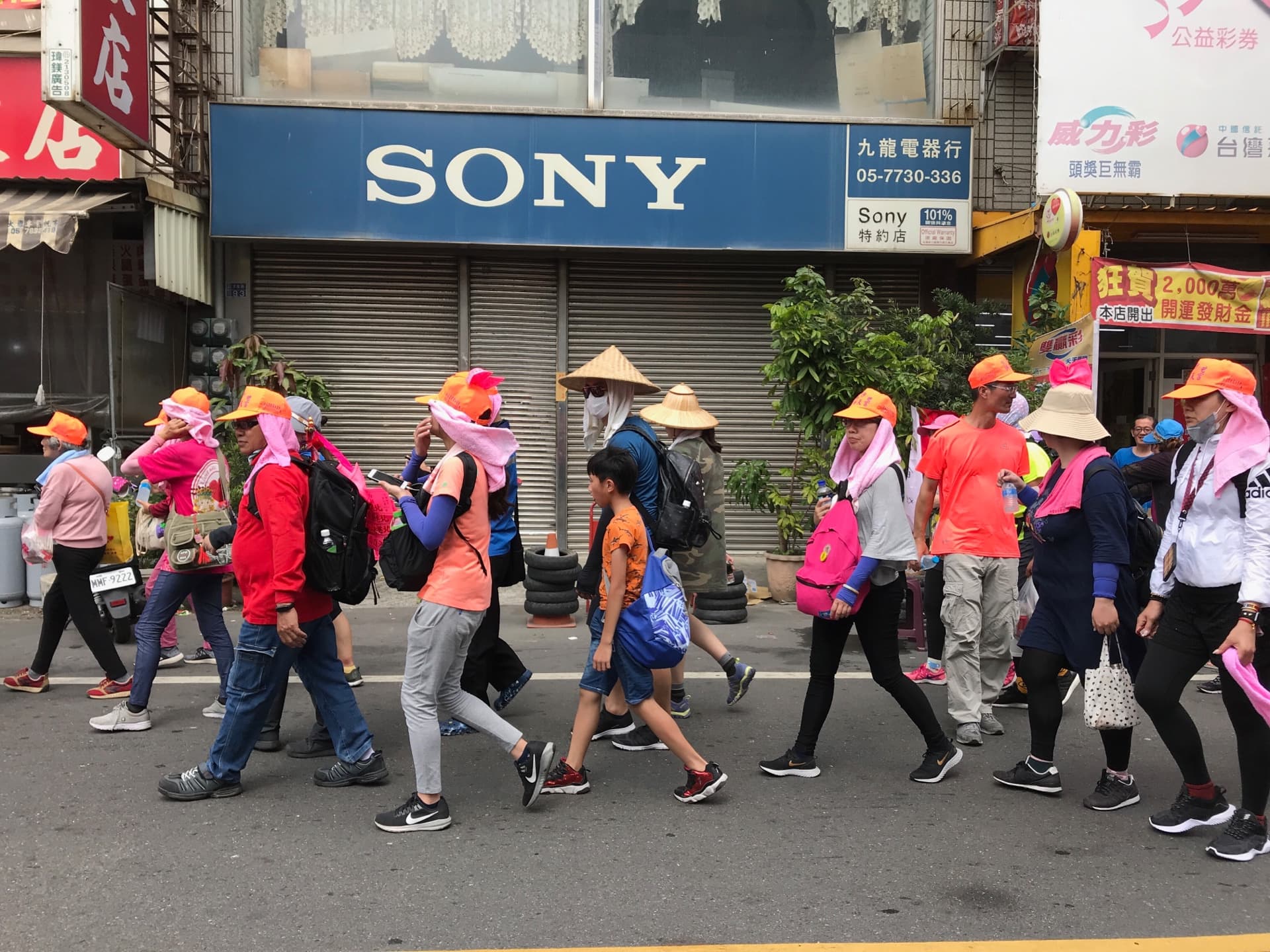 遮陽帽、毛巾、痠痛藥布,是徒步進香信眾身上少不了的三寶。
