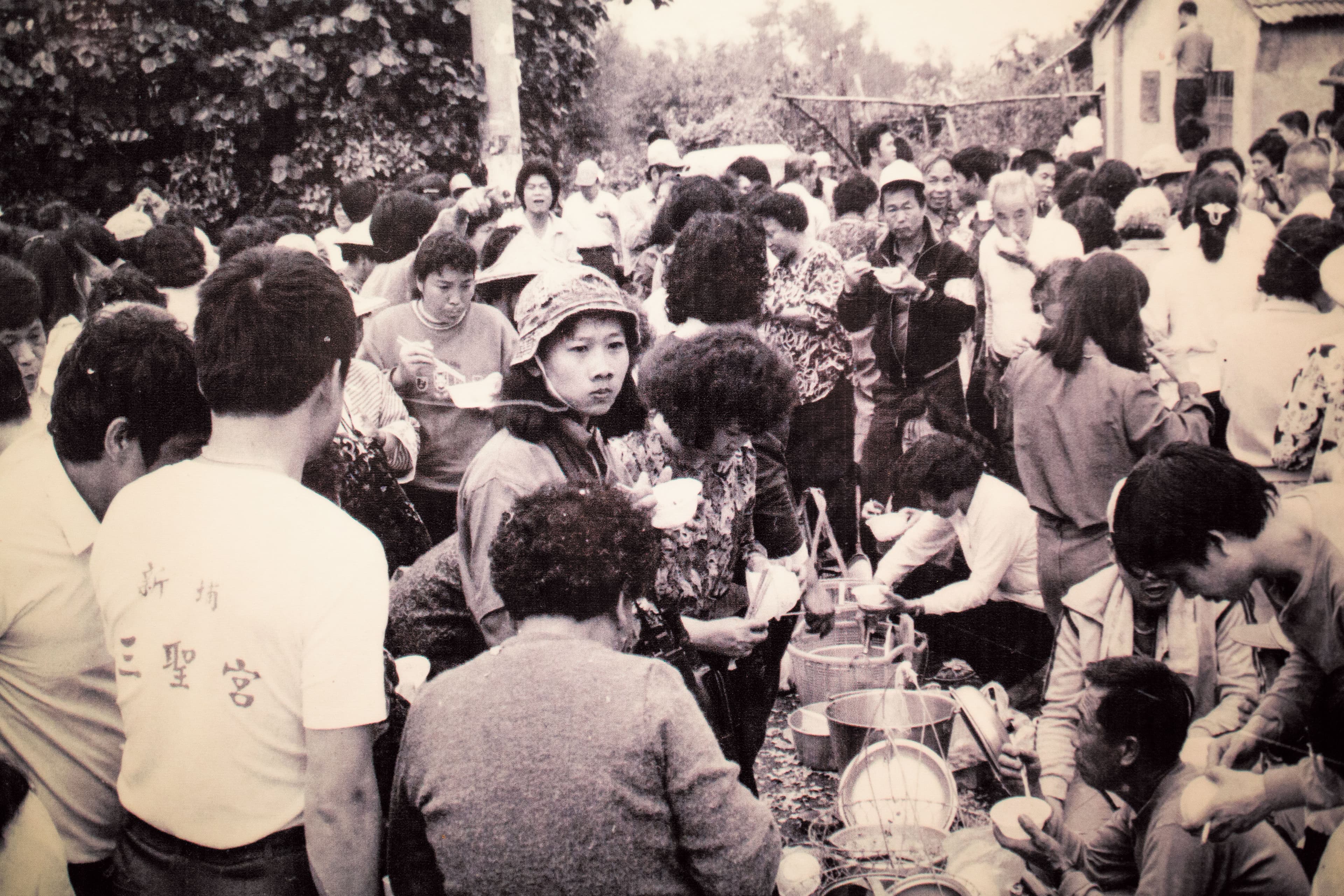 1990年,吳文翠還是一般的香燈腳,跟隨回程路上於通灣里歇駕的媽祖,在此休息享用點心。(白沙屯田野工作室提供)
