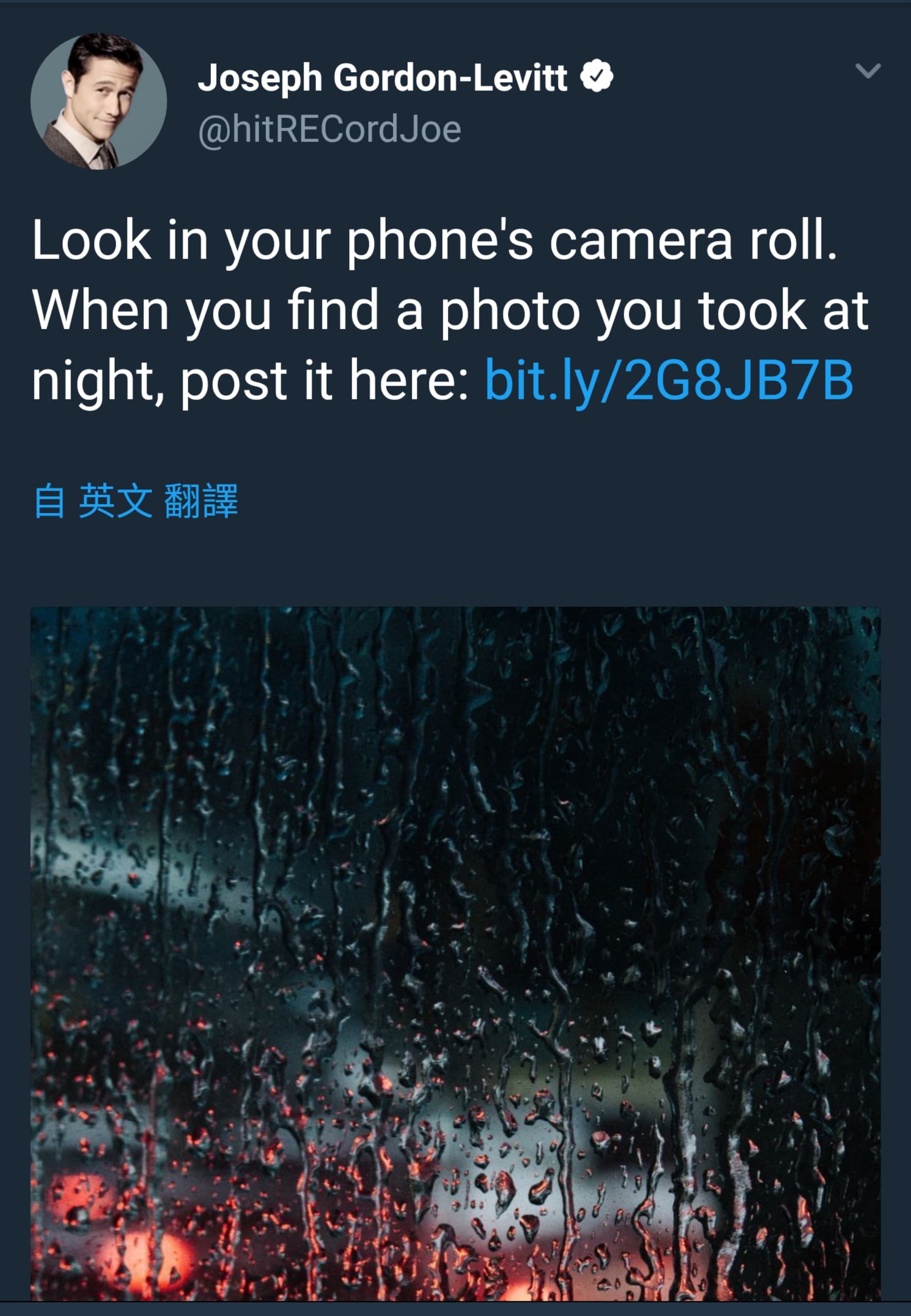 在喬瑟夫的推特也有一張大雨洗窗戶的照片,而台北11日晚間正好下大雨。(翻攝自Joseph Gordon-Levitt推特)