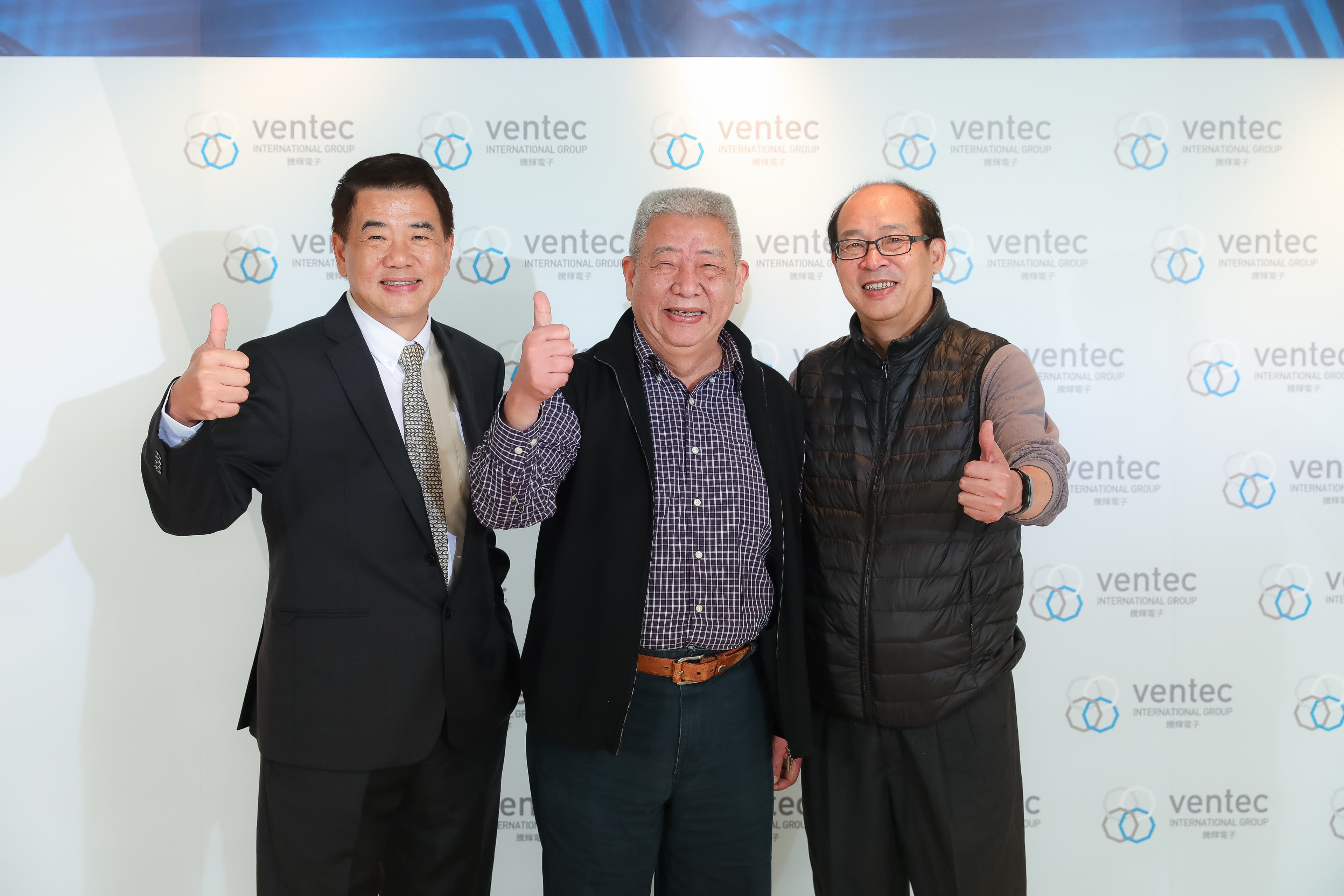 感謝昔日兄弟禮讓之情,騰輝電子上市晚宴,勞家兄弟紛紛出席,右一為當年禮讓勞開陸讀書的大弟。