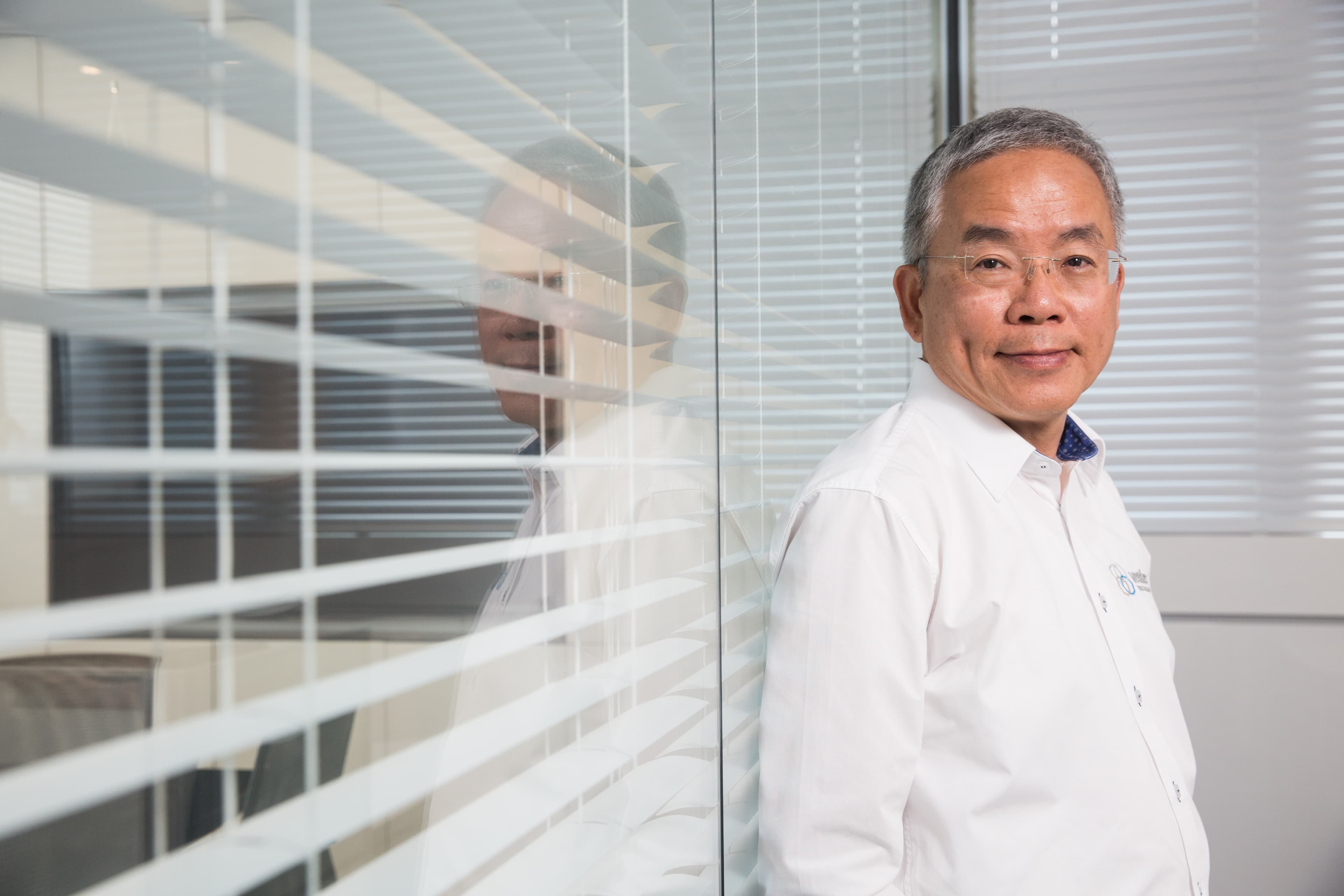 今年64歲的勞開陸是商場老將，本業以國際貿易起家，締造32年穩賺不賠紀錄，帶領騰輝電子轉虧為盈，再添一筆勝績。