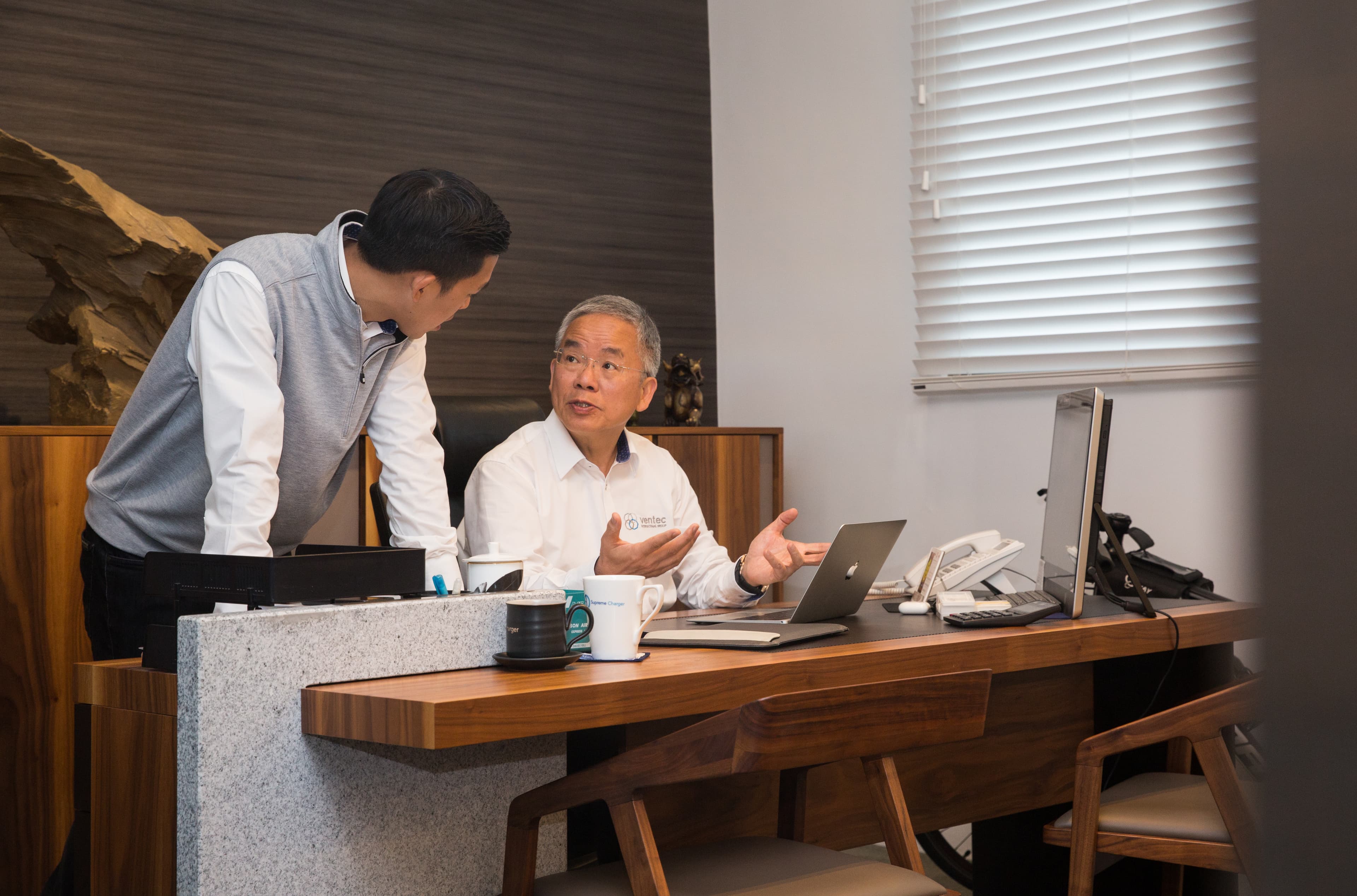 勞開陸（右）是工作狂，兒子勞大容在美國念完大學後返台擔任特助，希望能替父親分憂解勞。