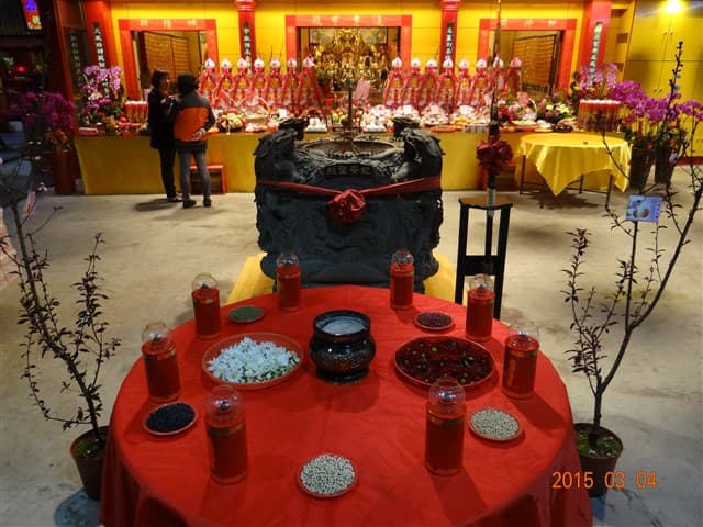 葉嫌開設的龍安聖殿香火鼎盛,吸引許多信眾前往參拜。(翻攝網路)