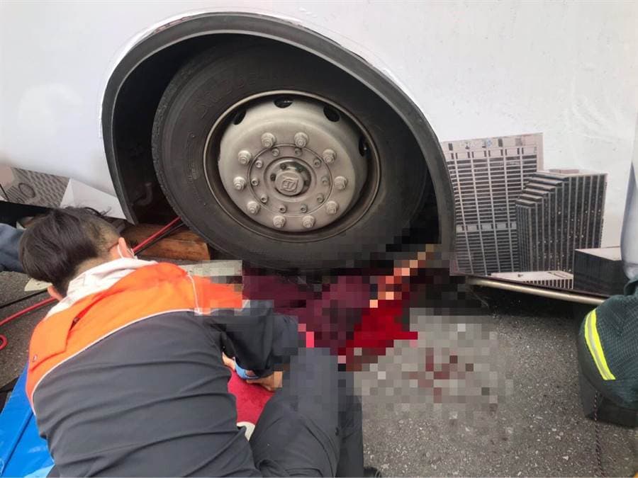 車禍現場血肉模糊,相當驚悚。(翻攝畫面)