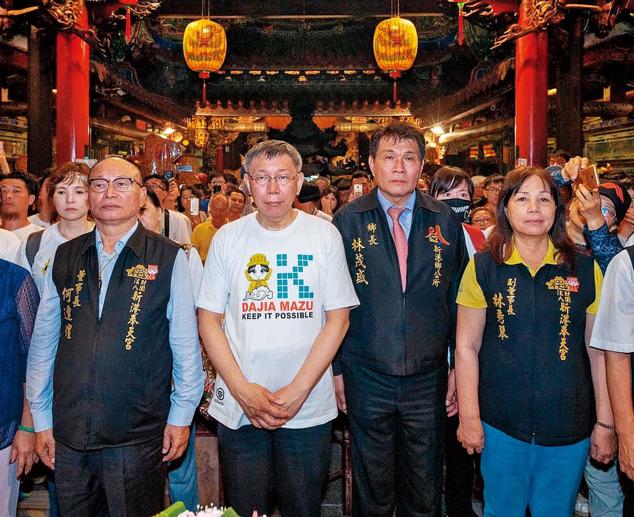 柯P(左2)藉遶境踏進藍綠地盤、並走訪地方宮廟及社團,連民進黨籍的新港鄉長林茂盛(左3)都熱情款待。(翻攝柯粉俱樂部,潘俊霖攝影)