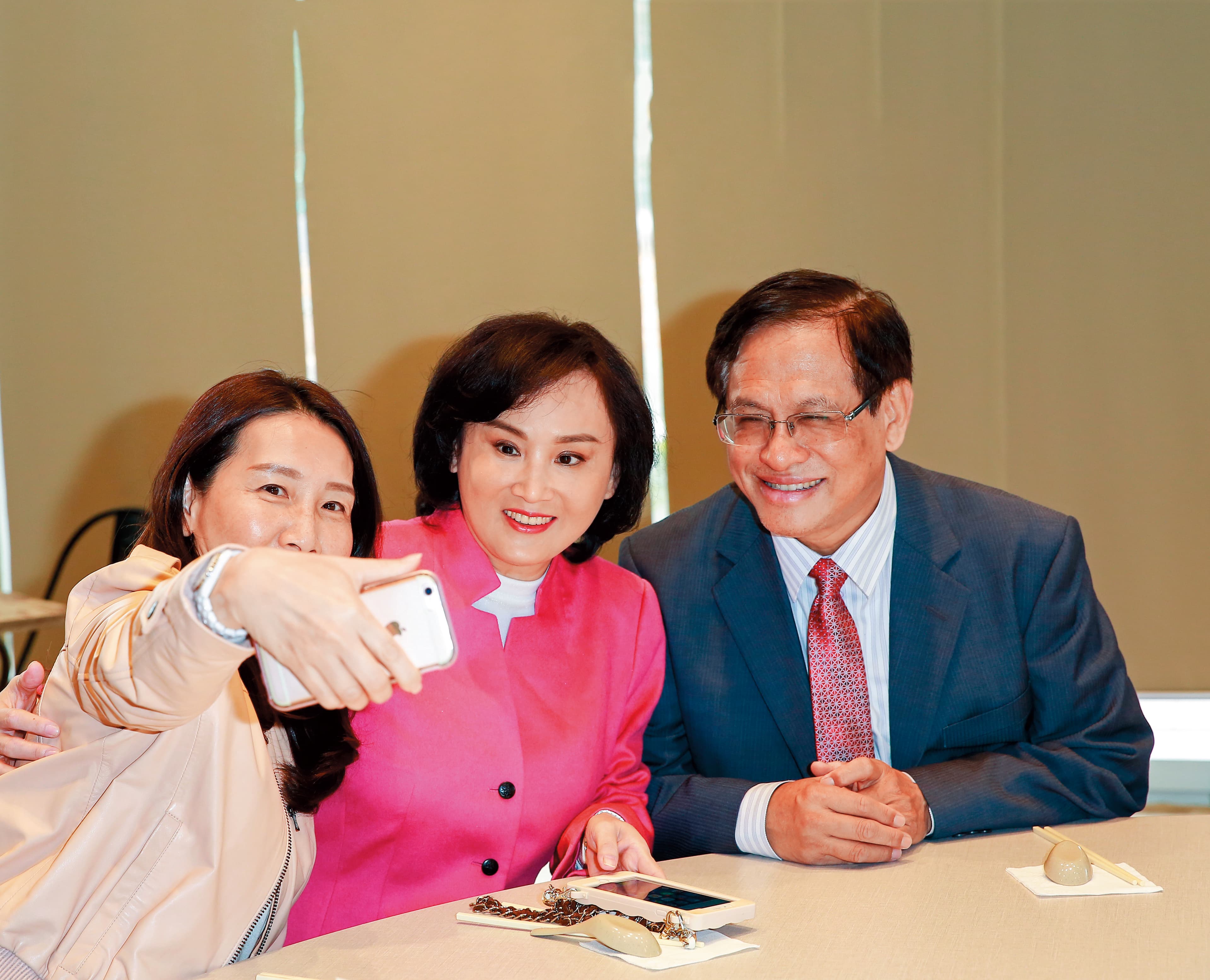 胡婉玲(中)身為掌管民視新聞副總經理,卻因前董座郭倍宏(右)力挺彭文正,難以掌控《政經看民視》。