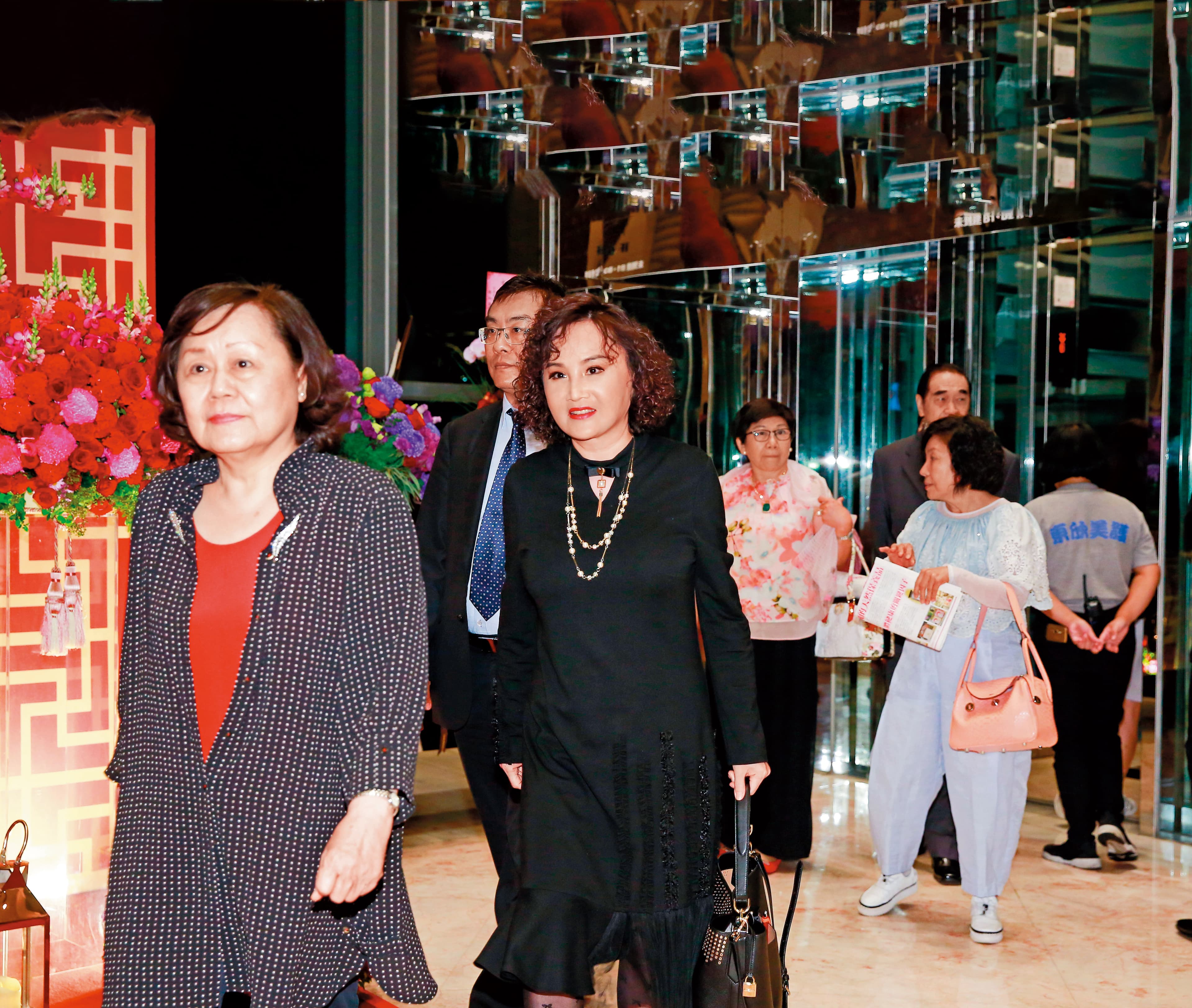 胡婉玲去年跟民視現任董事長王明玉(左)一起參加周遊的婚宴,2人關係不錯。