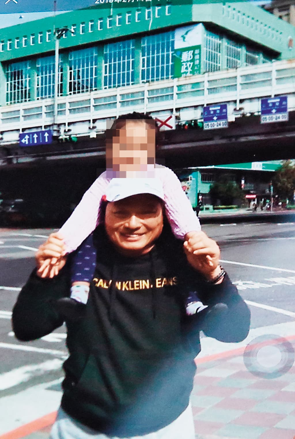 王令麟驕傲秀出日前在大安森林公園背孫女的照片。(王令麟提供)
