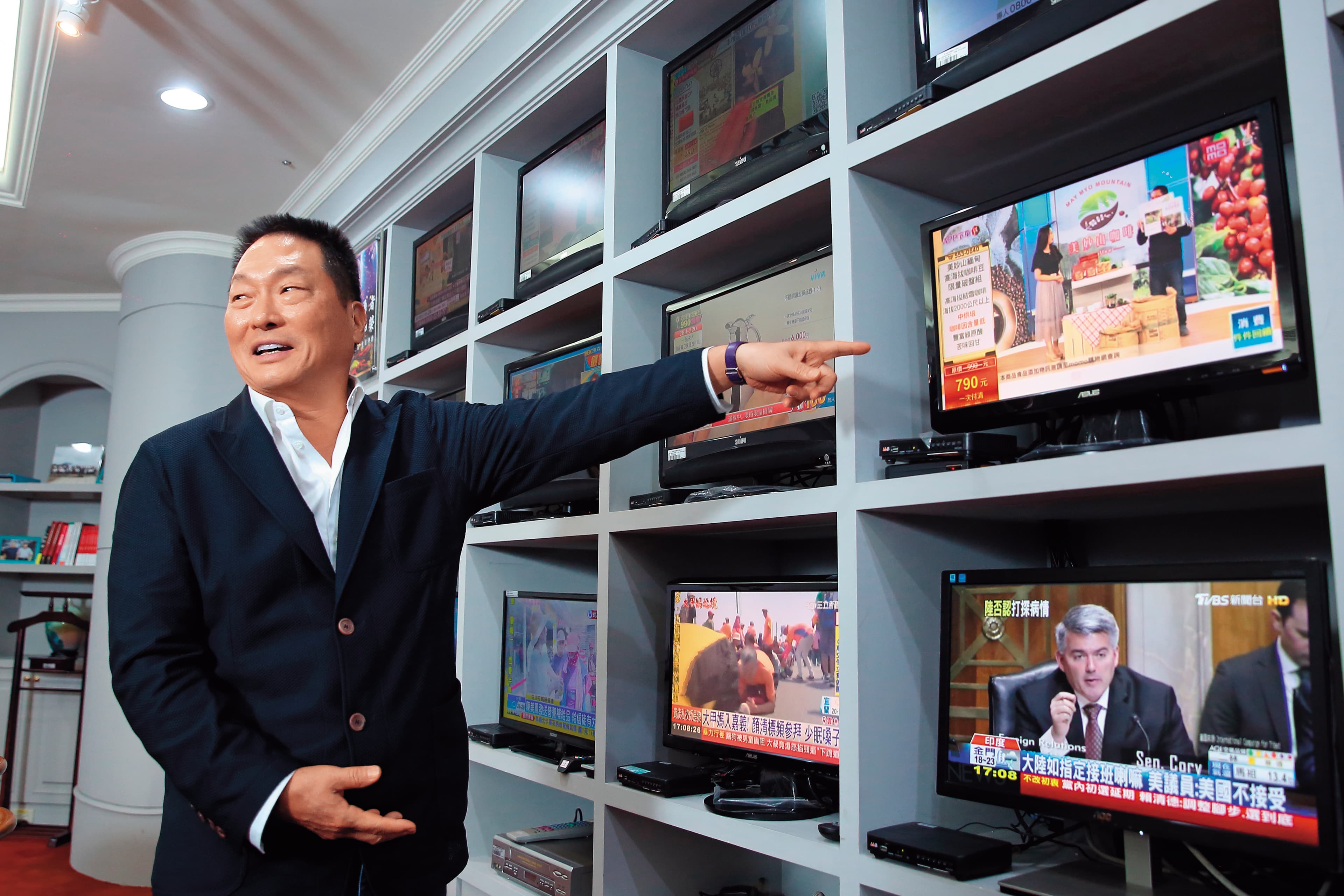 王令麟辦公室內有13台電視,讓他隨時監看自家及競爭對手的頻道。