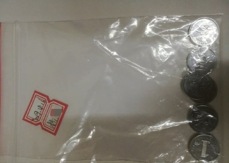 大媽丟擲的6枚硬幣,現已全數找回。(翻攝自網路)