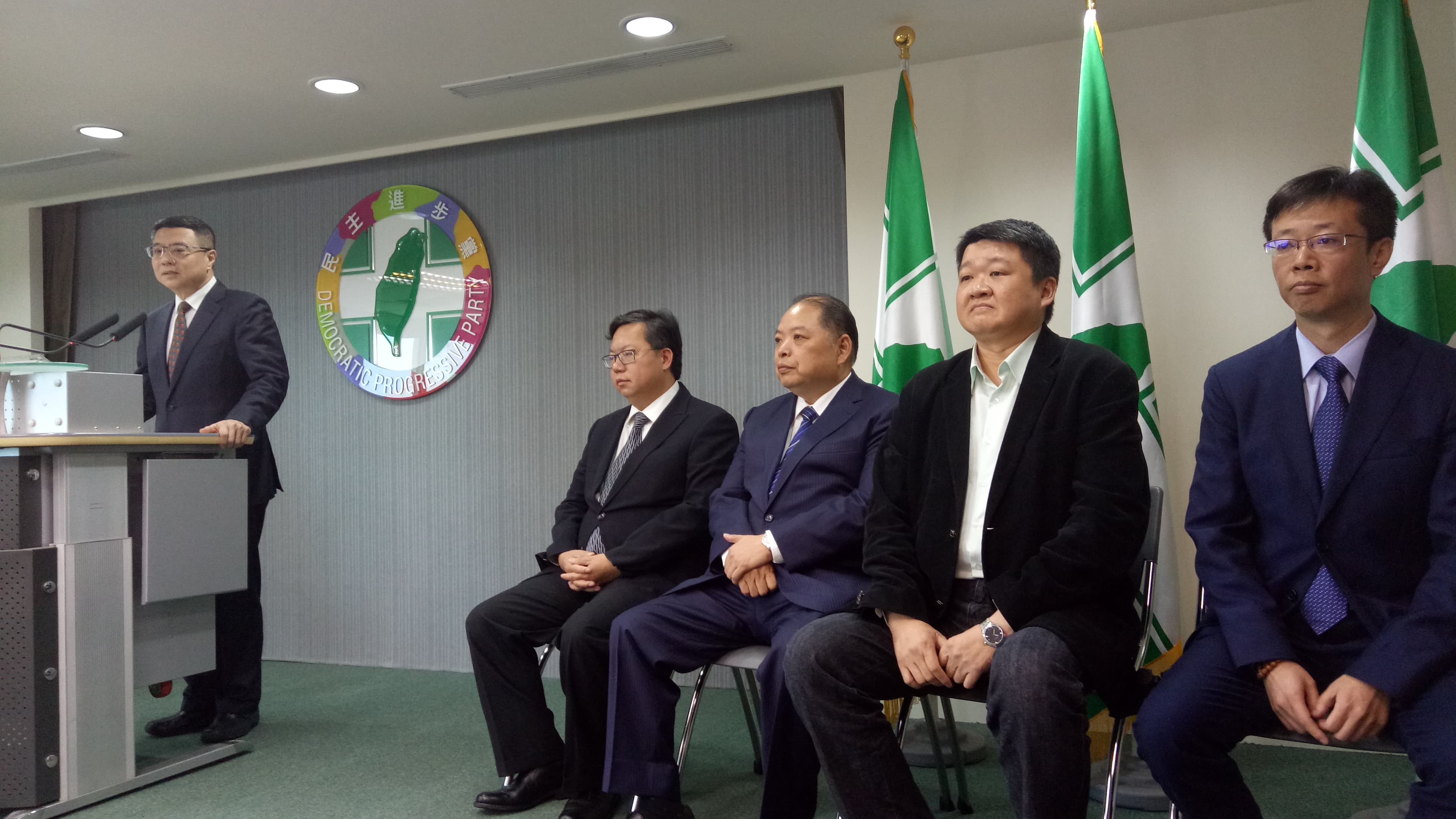 民進黨新北市立委初選,議員何博文(右2)決定退出禮讓現任立委張宏陸(右1)。