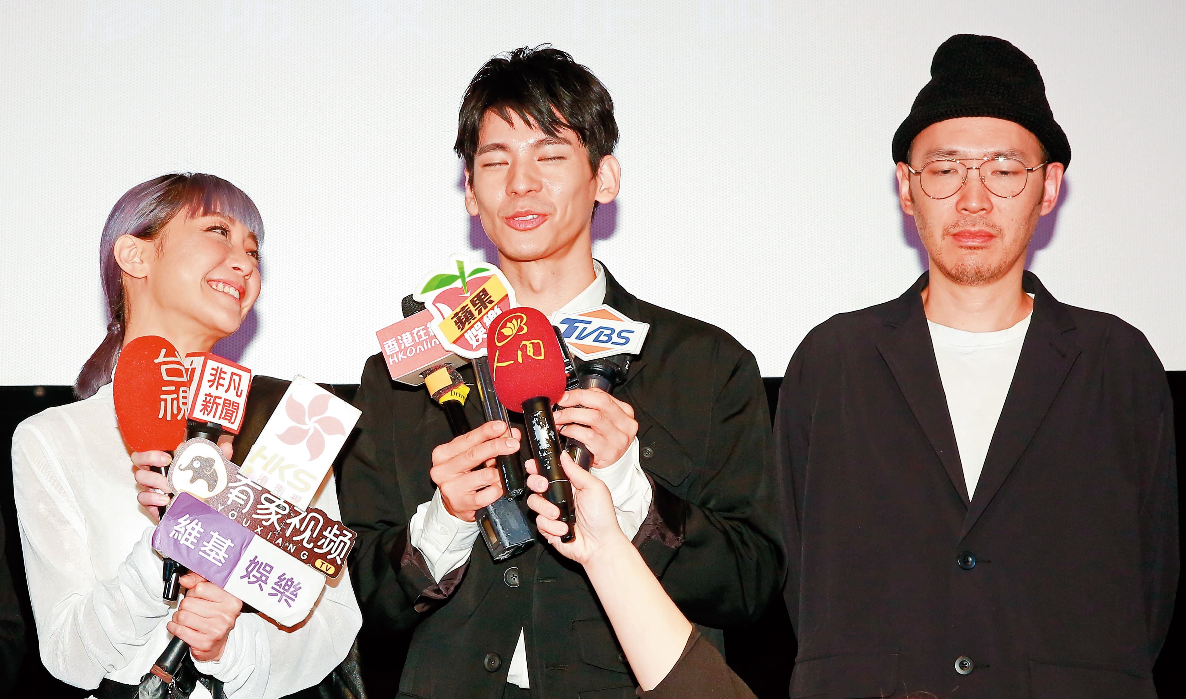 這廂謝欣穎(左)殷勤訪問林柏宏(中),林柏宏也使出一張爽臉;張少懷(右)完全沒進入他們倆的戲碼。