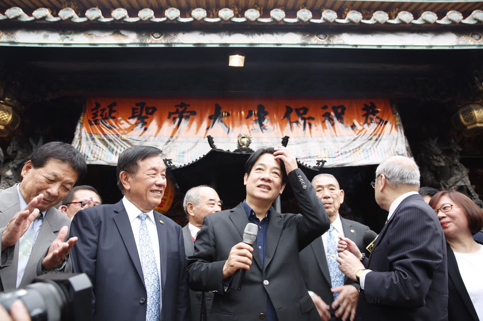 行政院前院長賴清德今早到北市保安宮參拜。