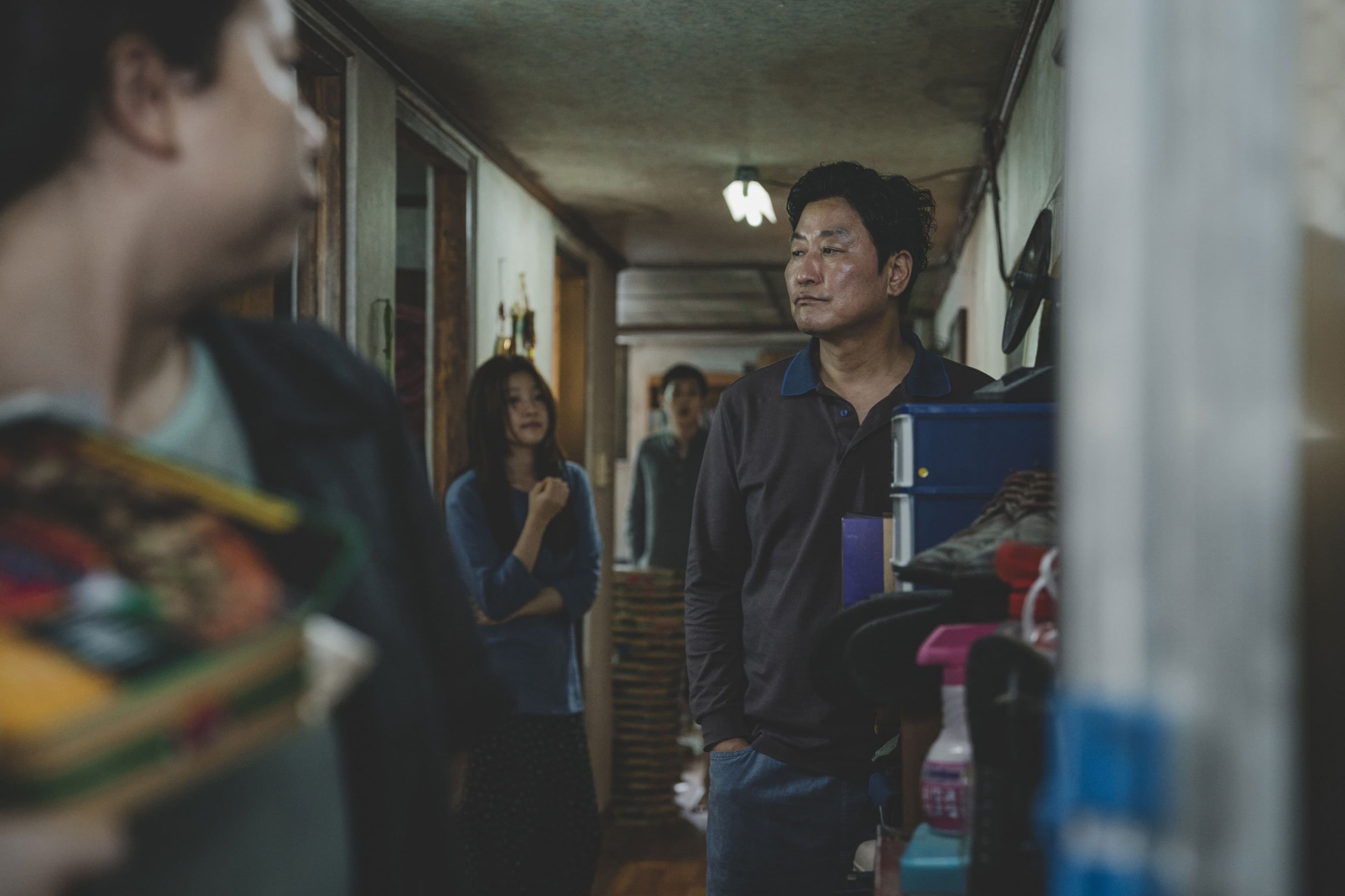 宋康昊(右)與導演奉俊昊4度合作,《寄生上流》以懸疑風格,描繪韓國社會貧富差距的階級。(威望國際提供)