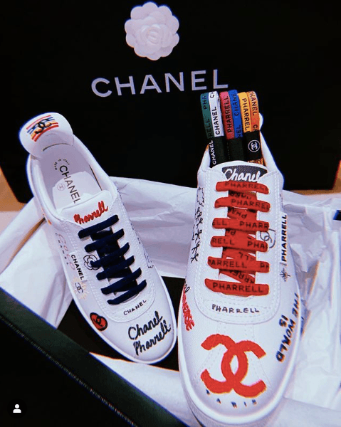 CHANEL x Pharrell聯名膠囊系列白球鞋,辨識度100%,穿在腳上沒有人會看不出來,保證吸睛。(翻攝自therealfashionblogger IG)