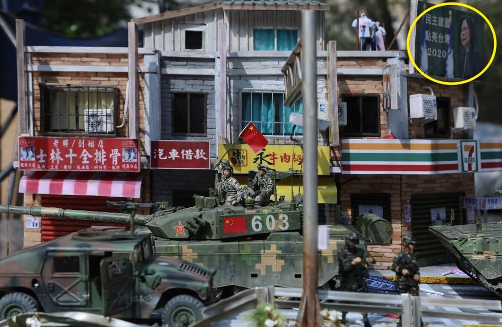 解放軍坦克駛進台北街頭的模型逼真,甚至還有蔡英文總統競選連任的看板(黃圈處)。(翻攝自「世界特種部隊與軍武資料庫」臉書)