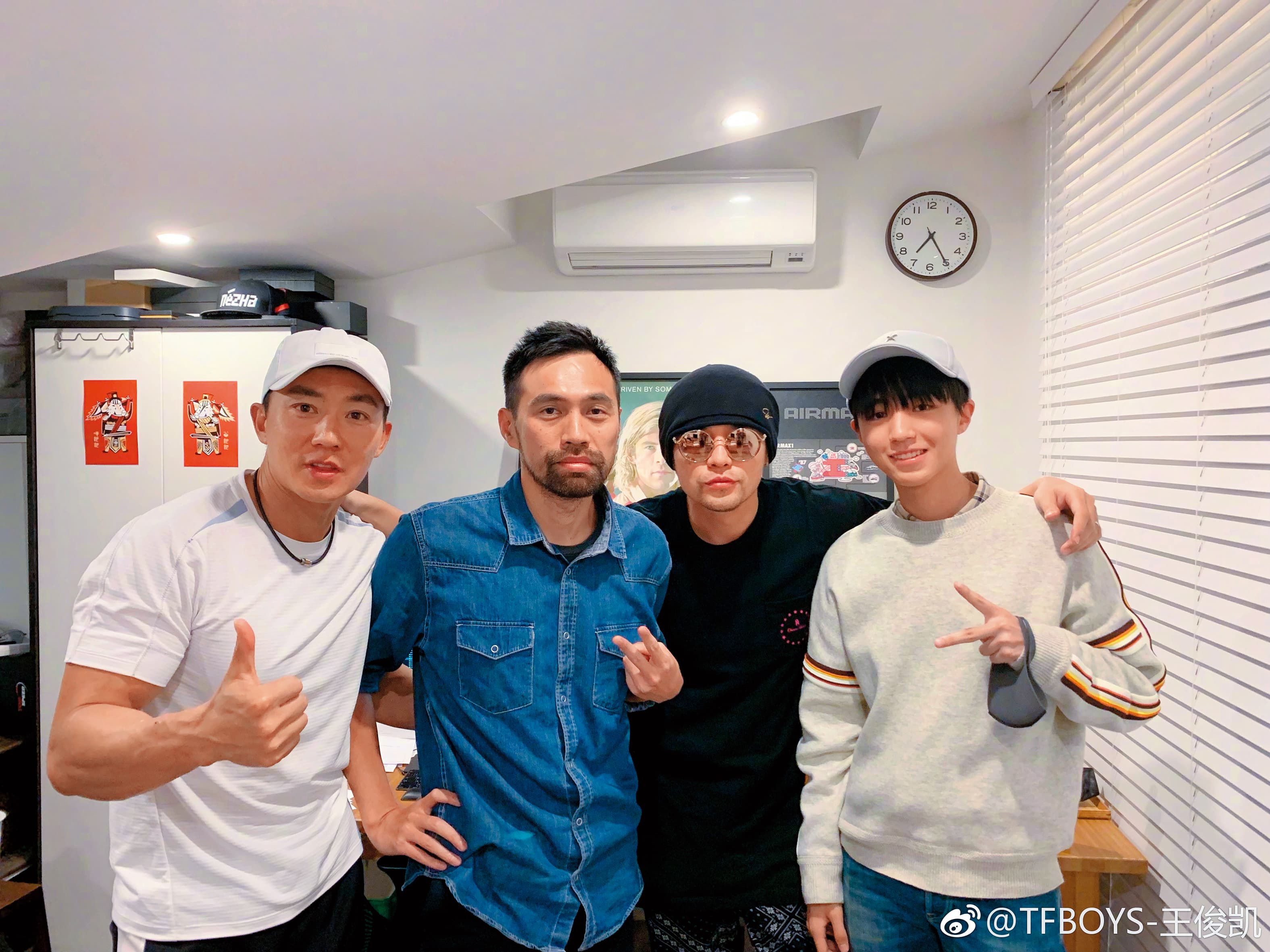 王俊凱(右一)於微博放上與周杰倫(右二起)、導演陳奕先、劉畊宏的合照,曝光台北行。(翻攝自王俊凱微博)