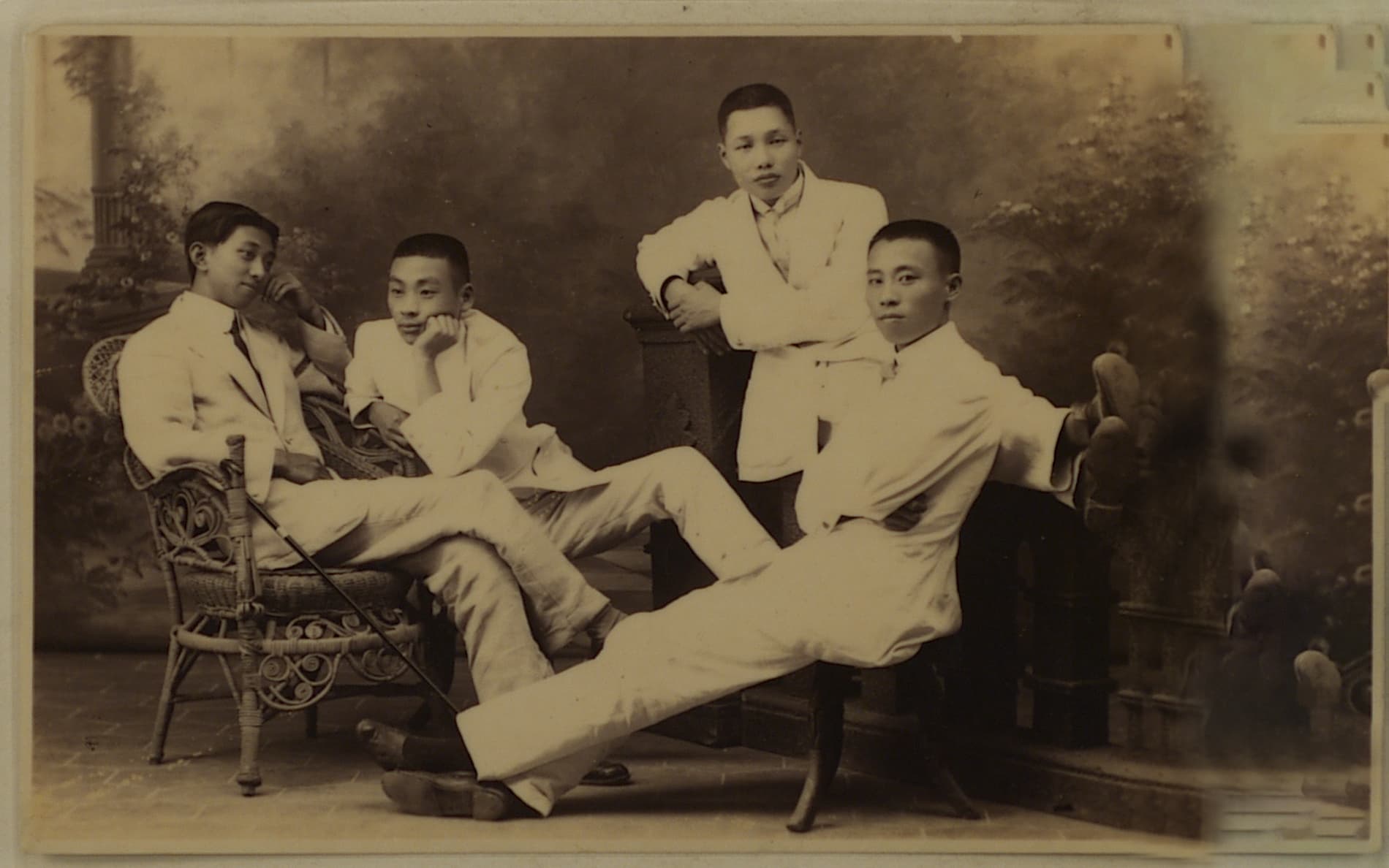 賴和(右二)16歲考進總督府醫學校(台大醫學院前身),之後以醫員身分前往廈門博愛醫院任職,與當時友人合照。(賴和文教基金會授權)