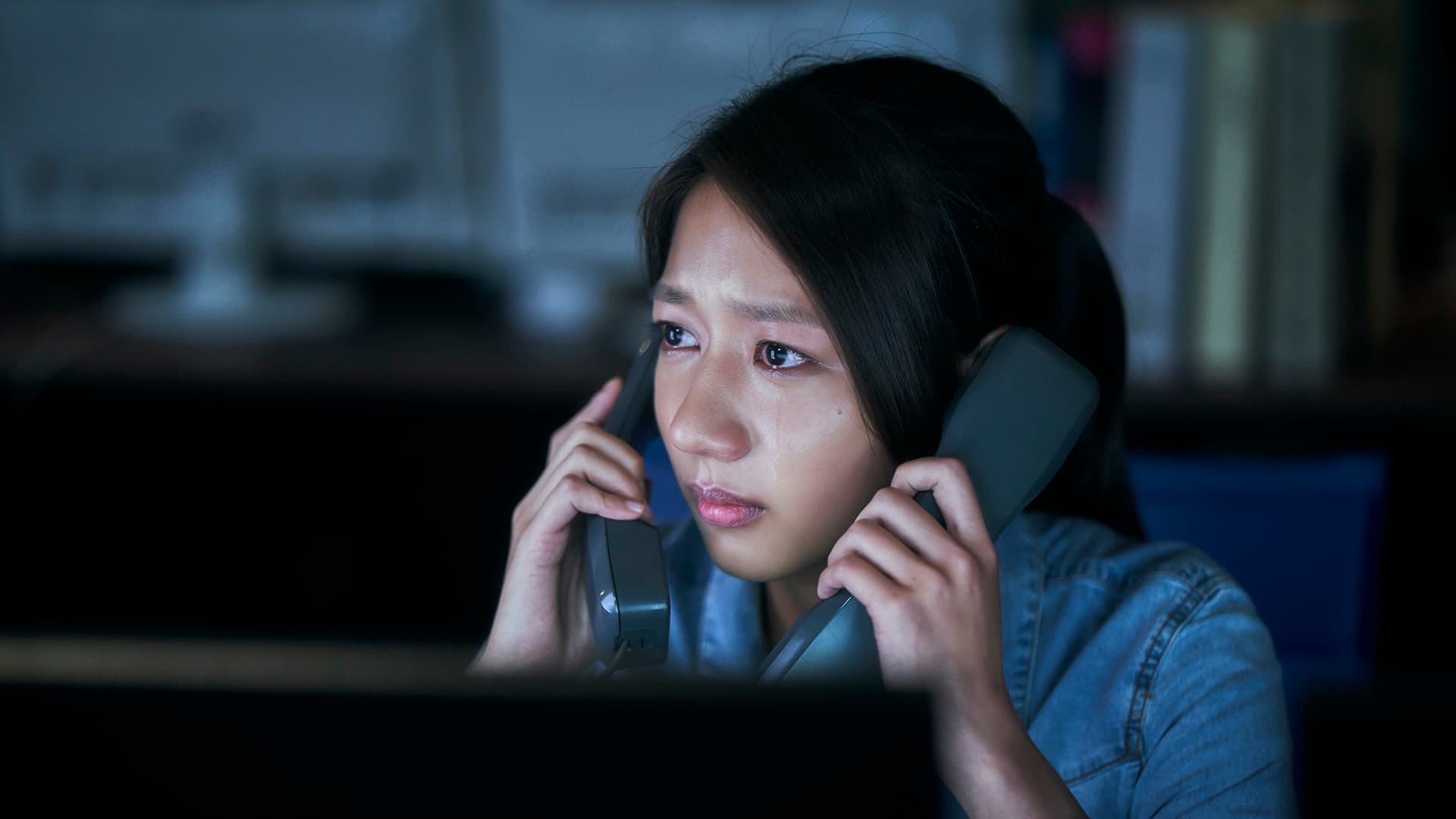 《我們與惡的距離》中,陳妤飾演殺人犯李曉明的妹妹,改名後在新聞台工作。(公共電視提供)