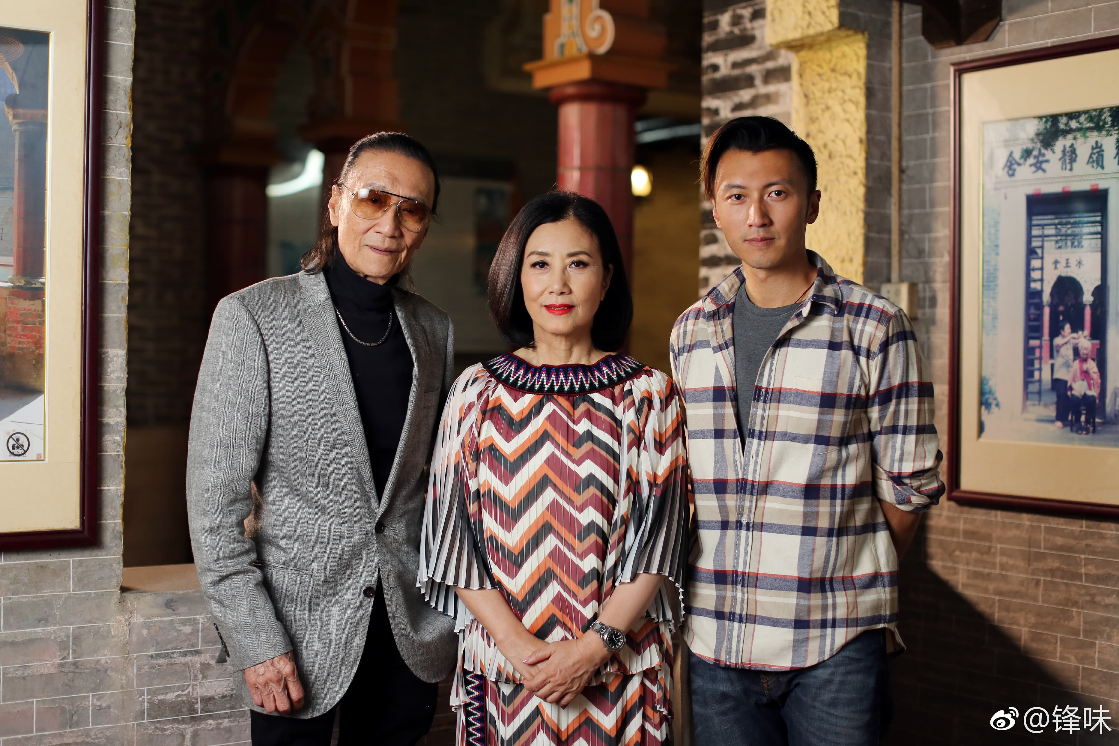 謝霆鋒婚變後來台拍戲,老爸謝賢曾現身探班陪兒子,中為汪明荃。(翻攝自十二道鋒味微博)