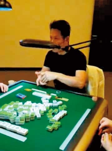 徐乃麟自稱不知自家豪宅淪為賭場,但他在裡面打牌的畫面卻曝光。(讀者提供)