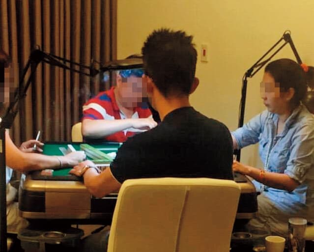 楊女(右)找來不少政商名流聚賭,其中包括購物台主持人、媒體高層等人。(讀者提供)
