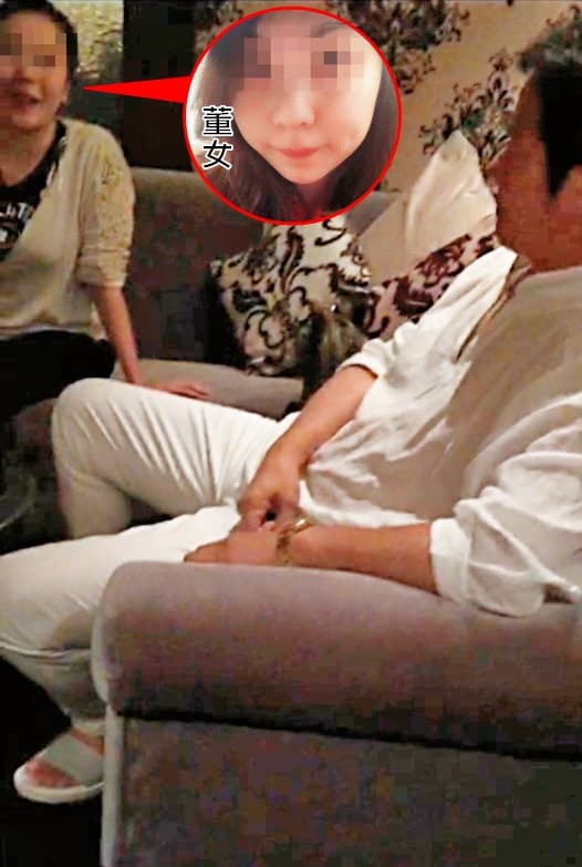 楊女拿出照片證明,徐乃麟(右)與董女(左)曾一起找她商討出售豪宅事宜。(讀者提供)