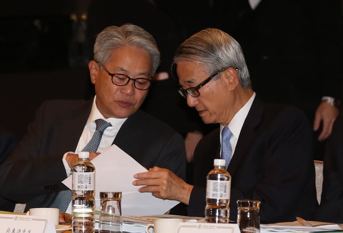 新光吳家兄弟吳東進(右)和吳東亮(左)近年感情轉佳,常有說有笑。