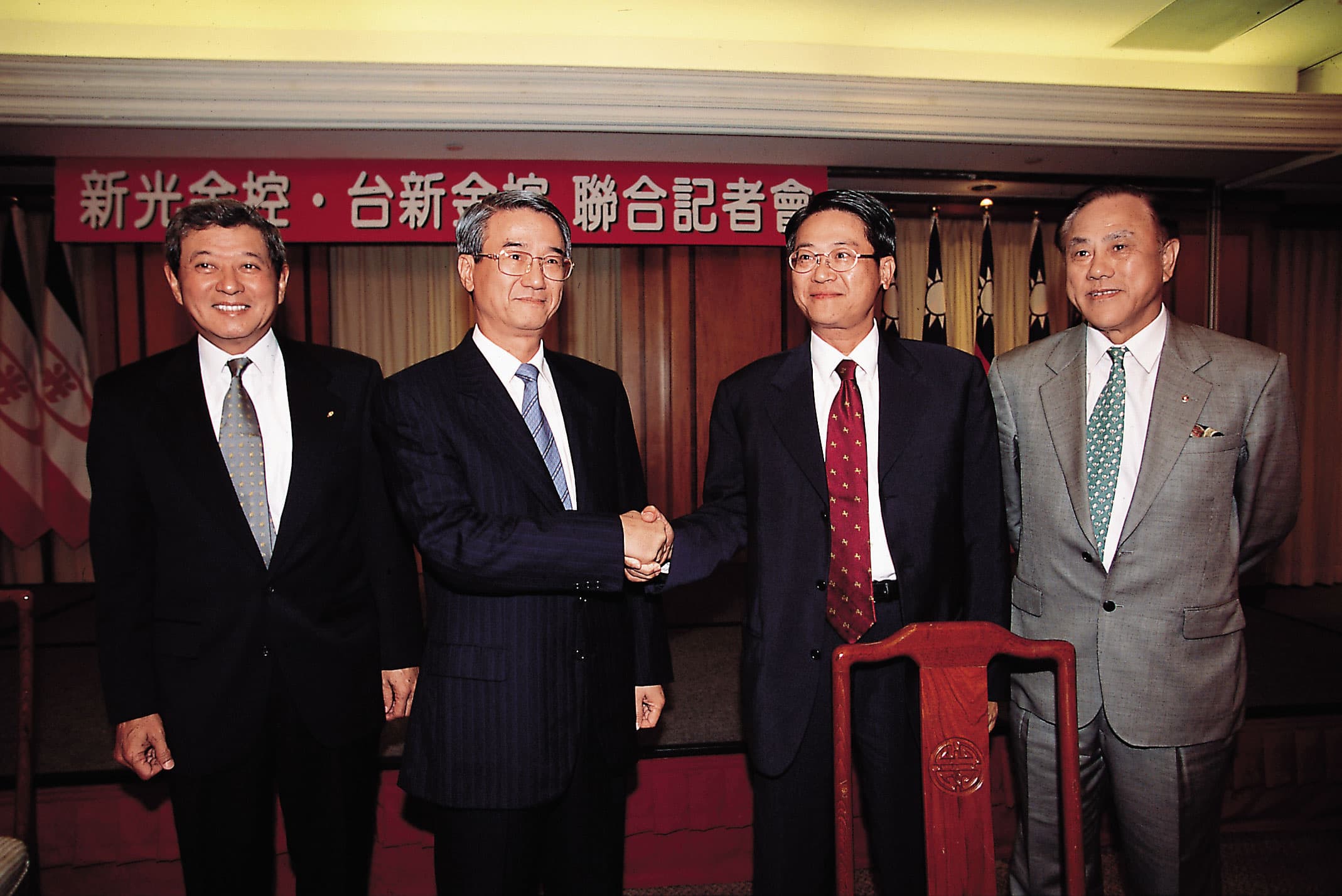 吳東進(左2)和吳東亮(右2)2002年曾推過新光金和台新金合併,最後卻破局。(今周刊提供)