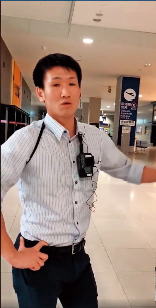 寶靈在3月6日直播在日本關西機場與機場人員(圖)對話過程,亦在影片中發表不自殺聲明,目前人在北京。(翻攝寶靈魔法學院臉書)