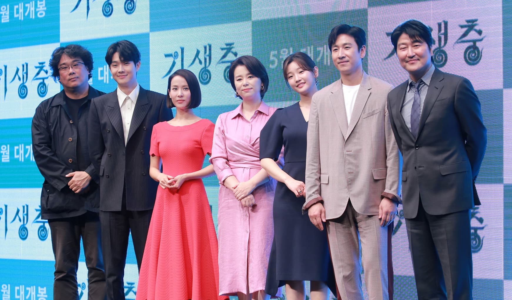 導演奉俊昊（左一）率領演員群宋康昊（右一）、李善均（右二）等人參加發布會。（CatchPlay提供）
