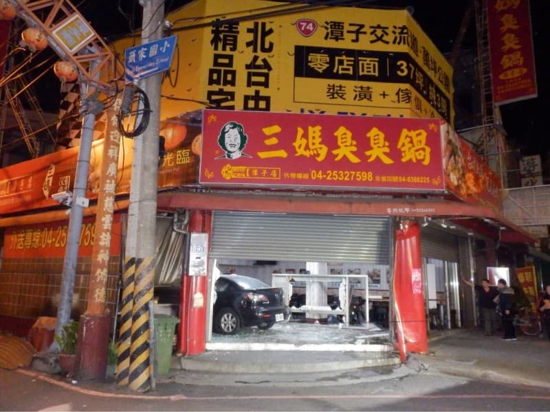 店裡被撞得杯盤滿地，桌椅掀翻，一片狼藉，就像有人打過群架。（警方提供）