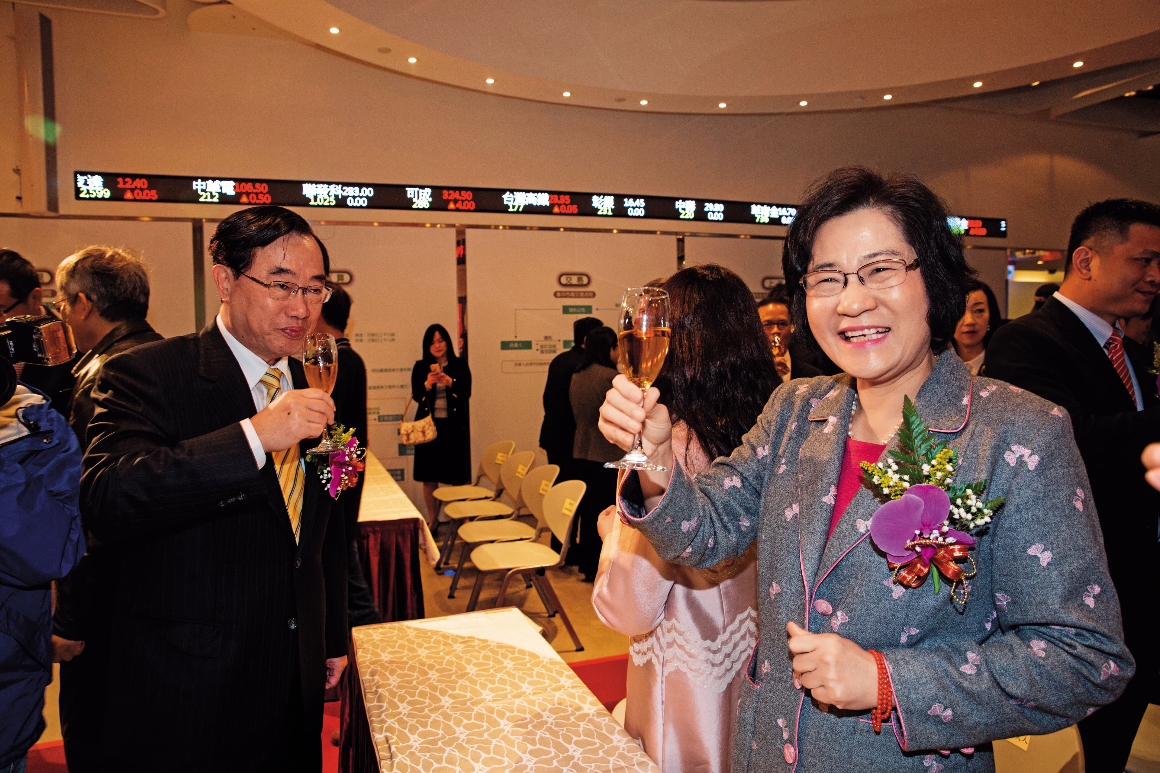 葉美麗(右)擔任誠美材副董,風光一時,但不久即爆發經營權之爭,後來還涉及上億元掏空案遭檢調追查。