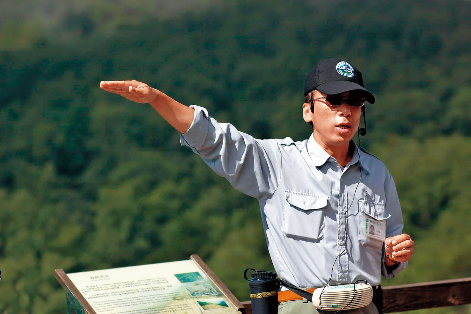 苦苓因前妻出書影射他淫亂情史,他退隱山林,到雪霸國家公園當解說員,因為植物和動物不會嘲笑他。(聯合知識庫)