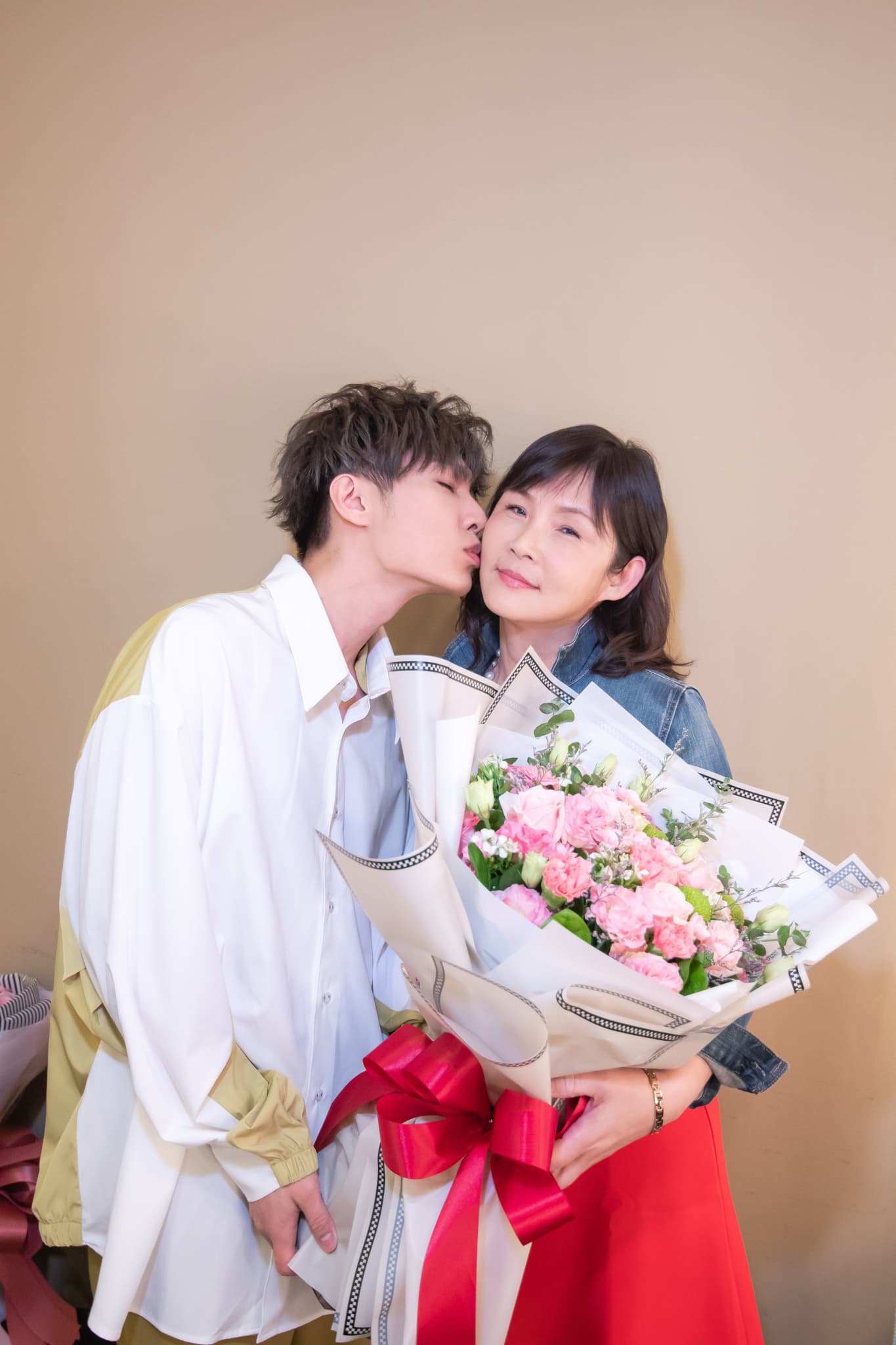 因為工作忙無暇陪媽媽過母親節,炎亞綸特別把演唱會當作母親節的暖身,而媽媽也現身力挺,炎亞綸更獻上愛的kiss。(寬宏提供)