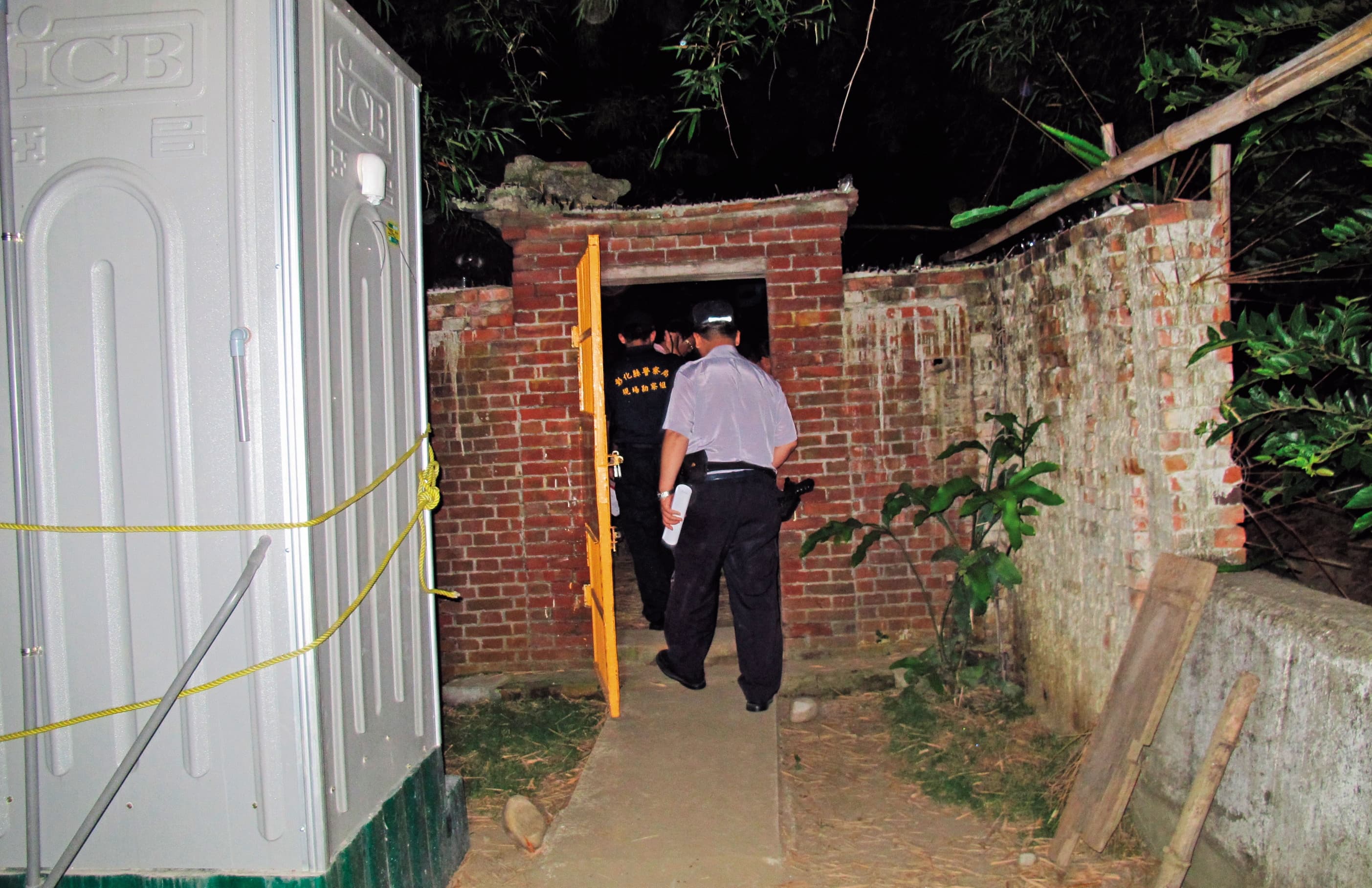 警方「夜襲」搜索默園,將大人、小孩隔離偵訊,取得關鍵證詞。