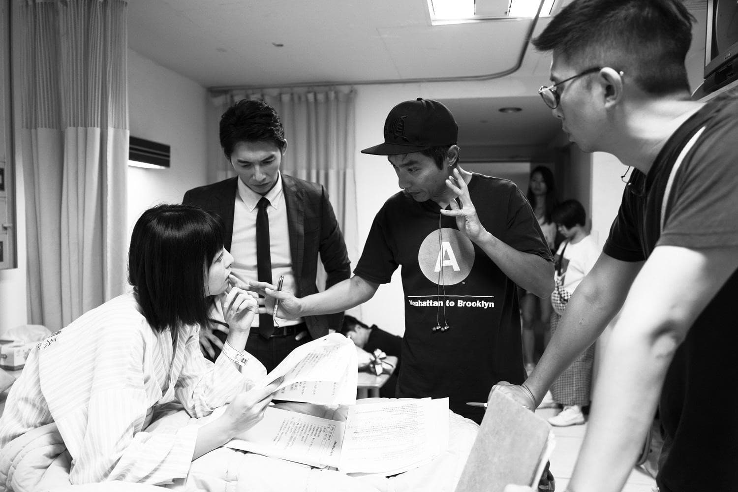 林立書(右二)導戲不馬虎,仔細指導溫昇豪(左二)、李依瑾(左一)演戲。(群之噰提供)
