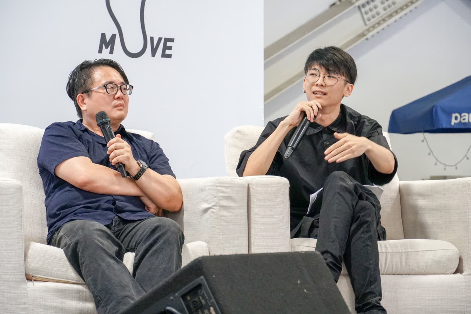 Pony（右）認為想劇情真的不容易，在下筆繪圖前他會先把對白、場景都寫好。天地無限（左）則是透過寫大綱來掌控創作進度。