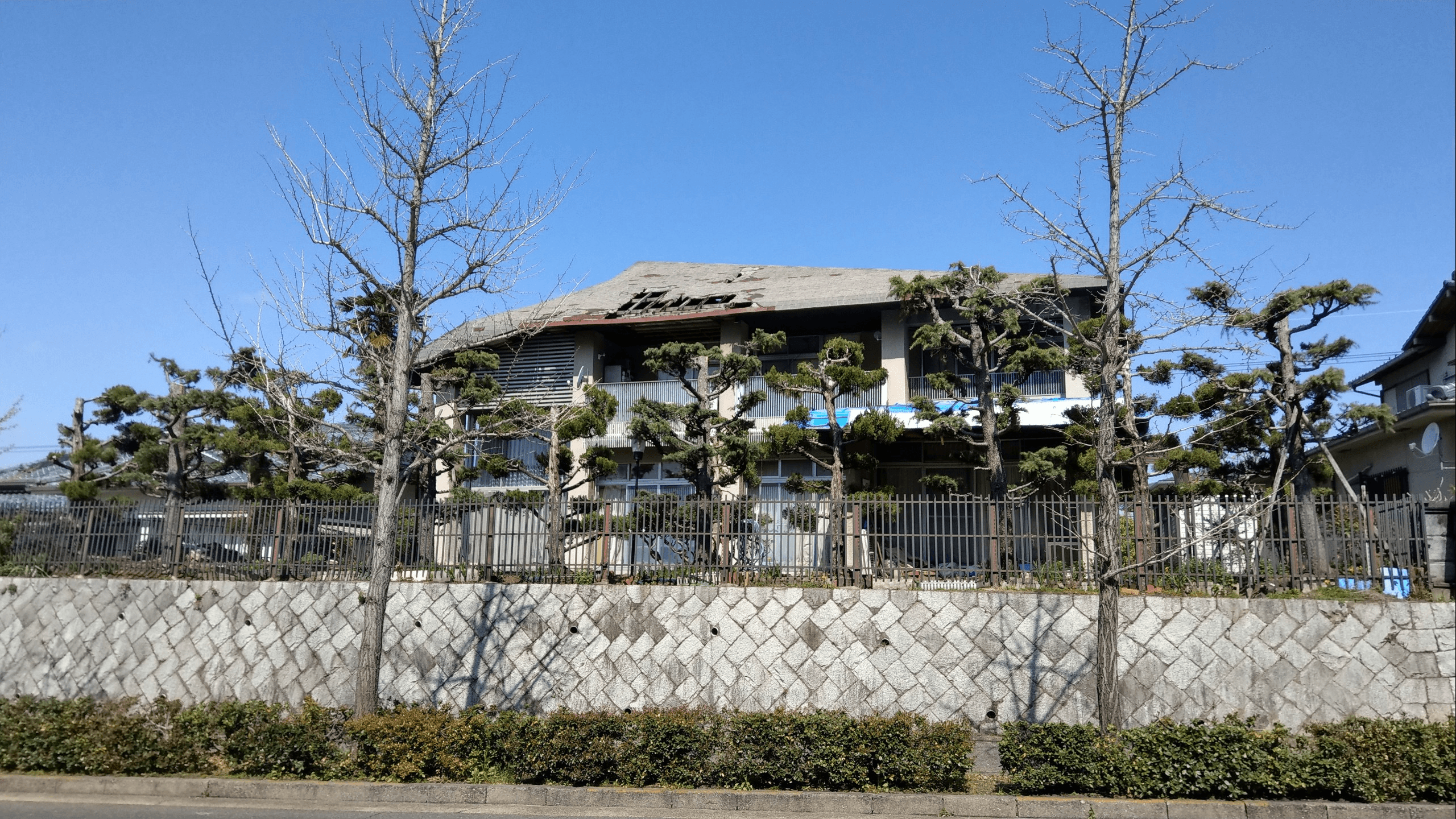駐大阪代表官邸位於大阪府豐中市的豪宅區，近來因在殯儀館進駐，附近一棟豪宅已搬走，屋頂破損形同廢墟。