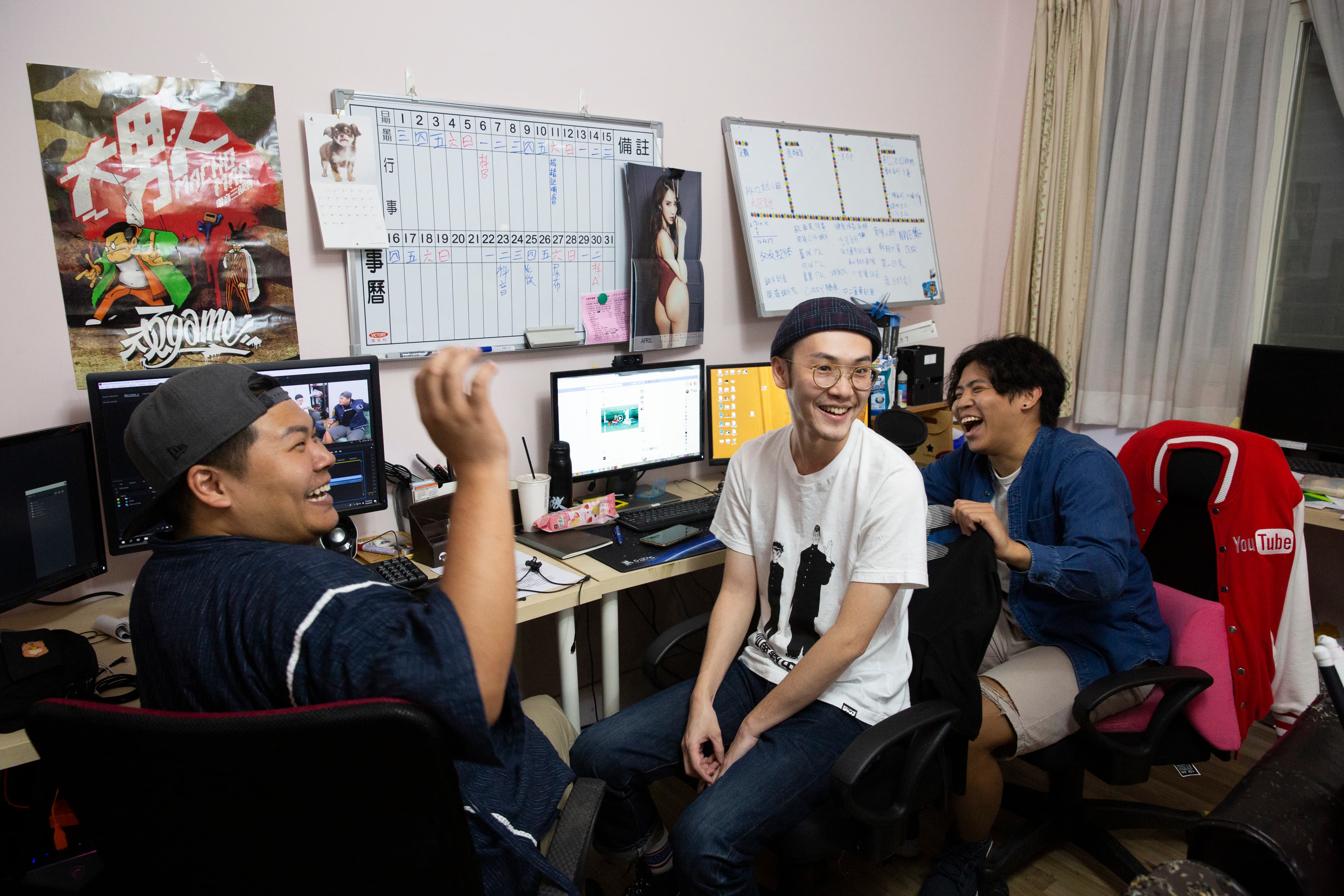 華森（中）是YouTube頻道「頑game」的一員，也是老闆之一。他認為過往的工作經驗，對他現在的雙重身分都有很大幫助。