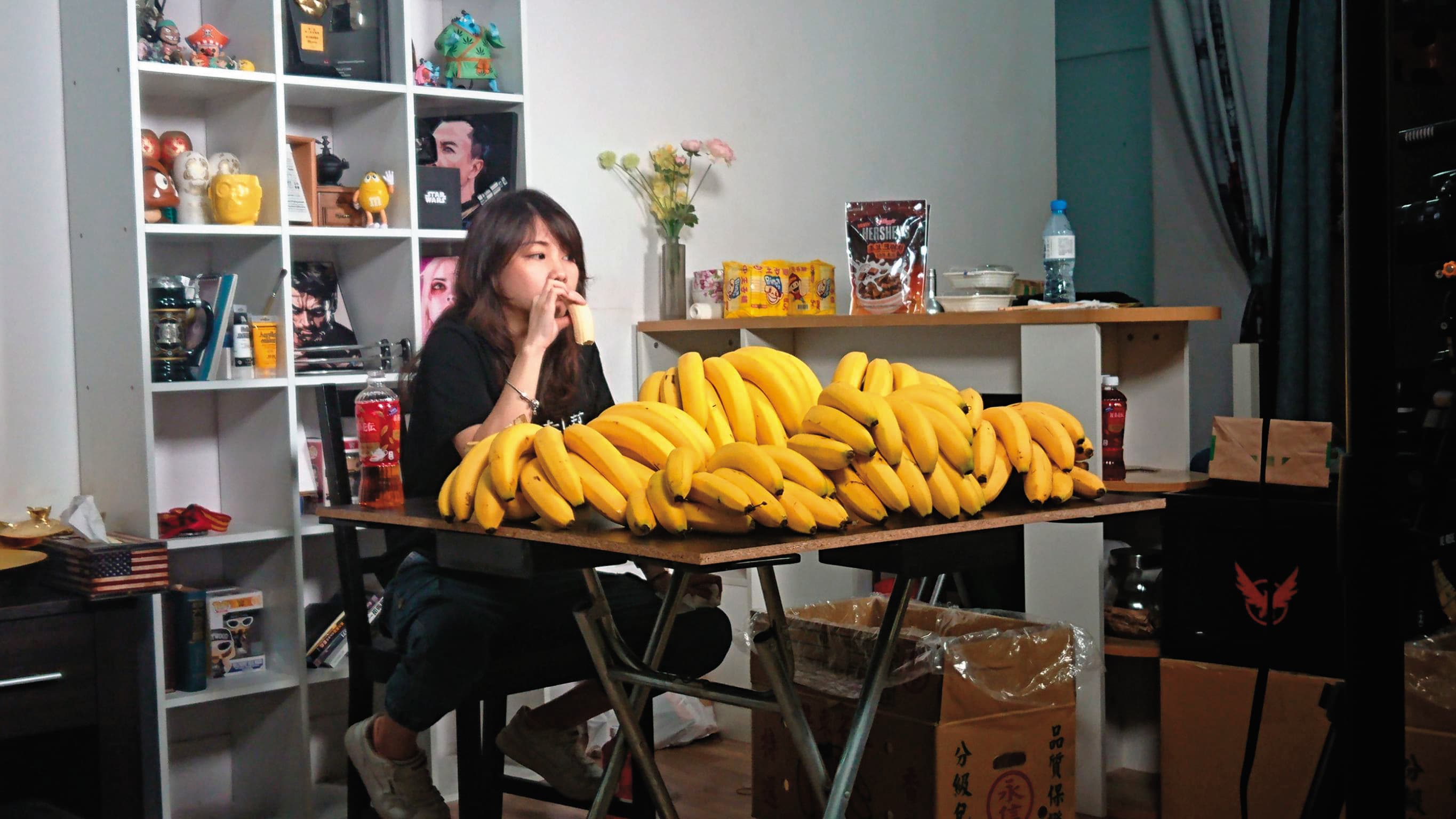 路路挑戰吃100根香蕉,因為實在太多了,吃完後她說:「今天又是痛苦的一天呢。」