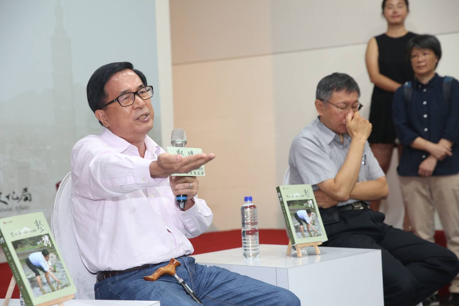 這場新書發表會,先由柯文哲致詞,隨後才由扁、柯以及陳儀深三人簡短座談。