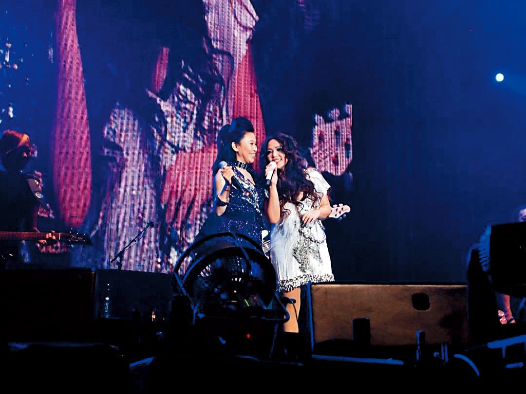 馬毓芬早年幫張惠妹(右)製作〈剪愛〉〈聽海〉等膾炙人口的歌曲,也是天后最信賴的和聲。(馬毓芬提供)