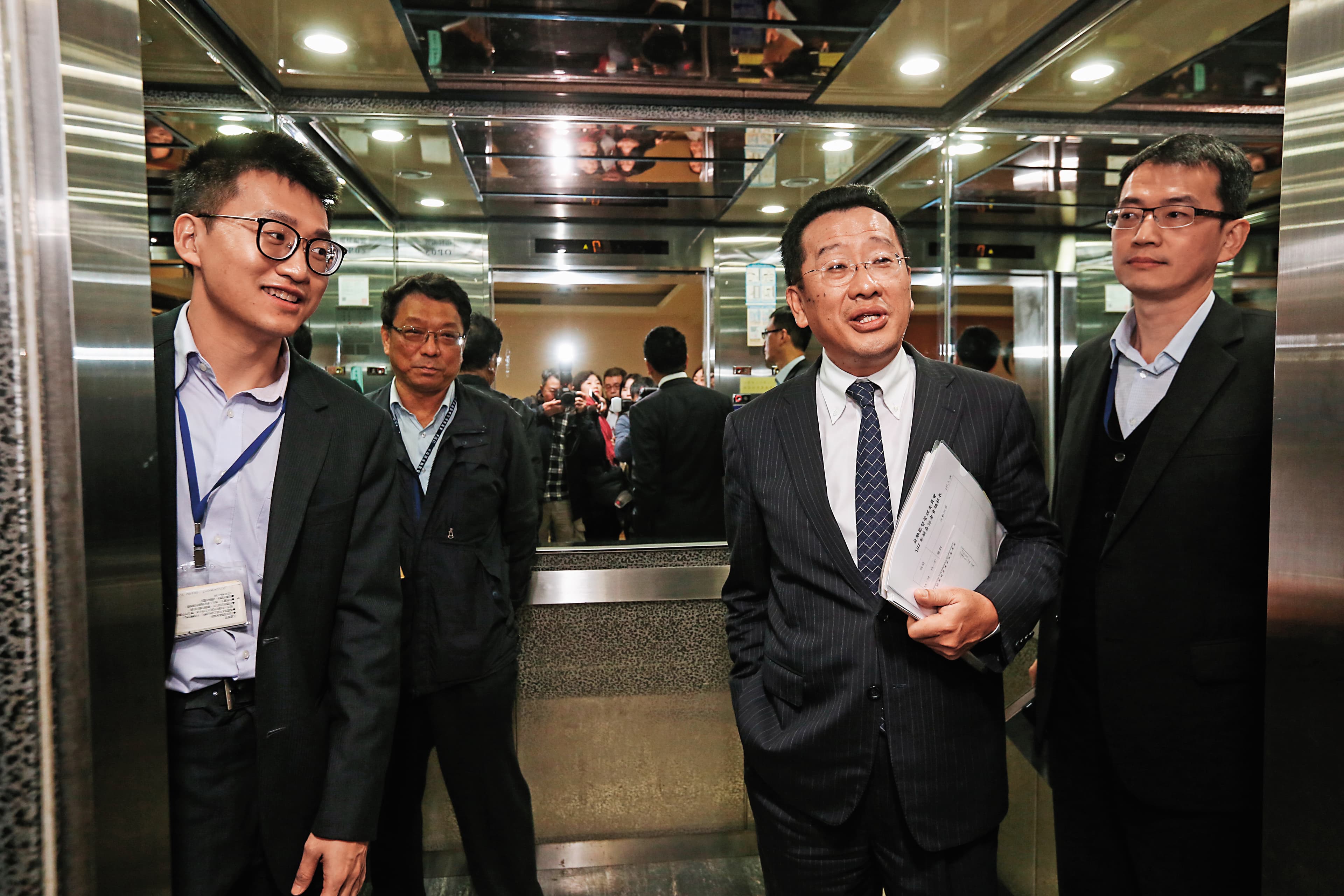 顧立雄要求,宏泰人壽不可以再用土地作價增資,必須現金增資。