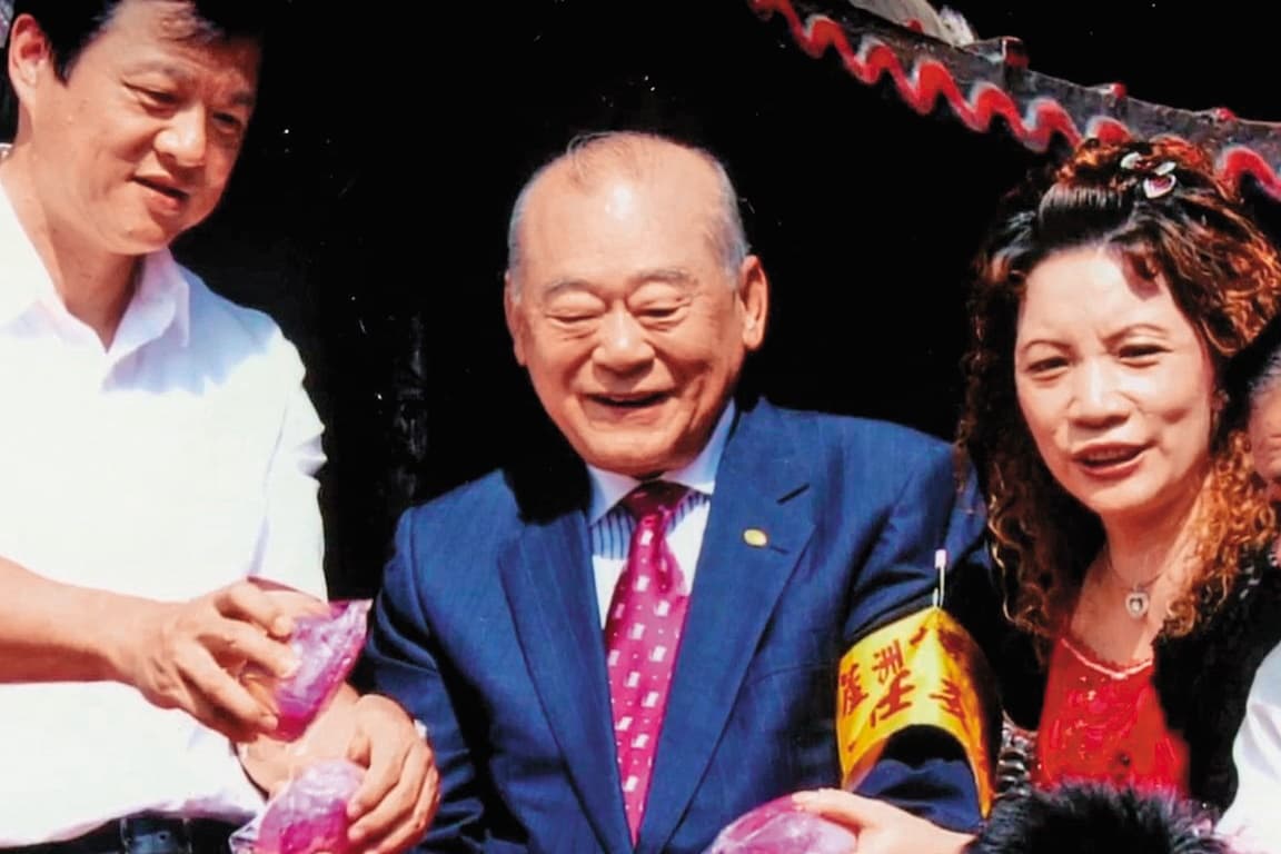 林堉璘晚年鮮少現身公開活動,只會去湧蓮寺抽國運籤。(翻攝自林堉璘慈善基金會)