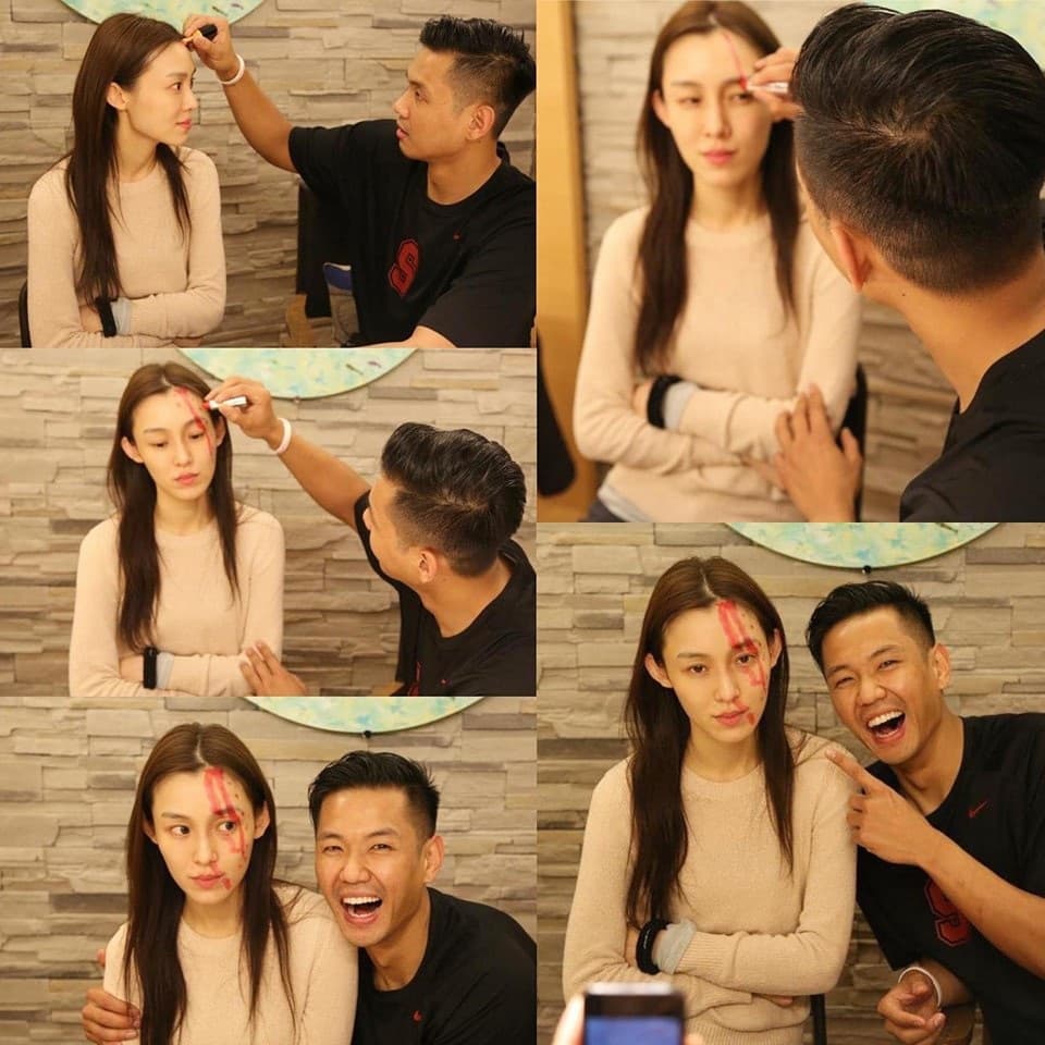 黑人拿著紅筆,在范范臉上大畫特畫,搞笑慶祝結婚8週年。(翻攝自黑人 陳建州臉書)
