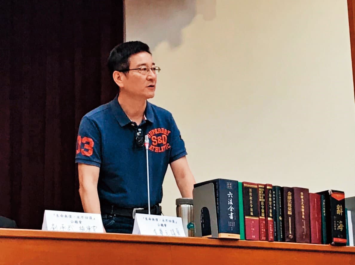 安親班業者表示,多位稽查人員都說是受到李慶元(圖)壓力,才會對安親班開罰。(翻攝李慶元臉書)