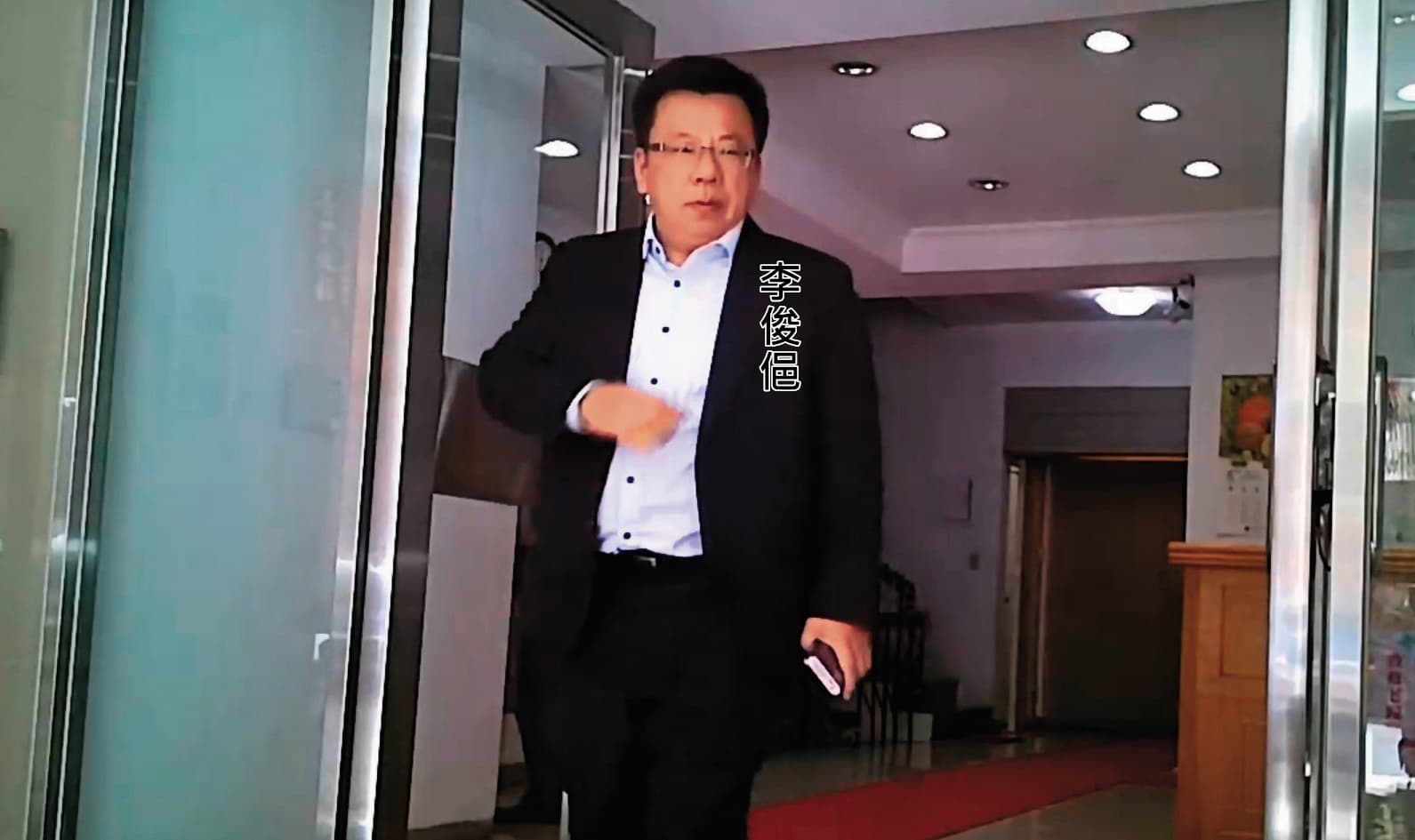 05/03 12 : 09,一直對初選未表態的非新系立委李俊俋,也現身北辦。