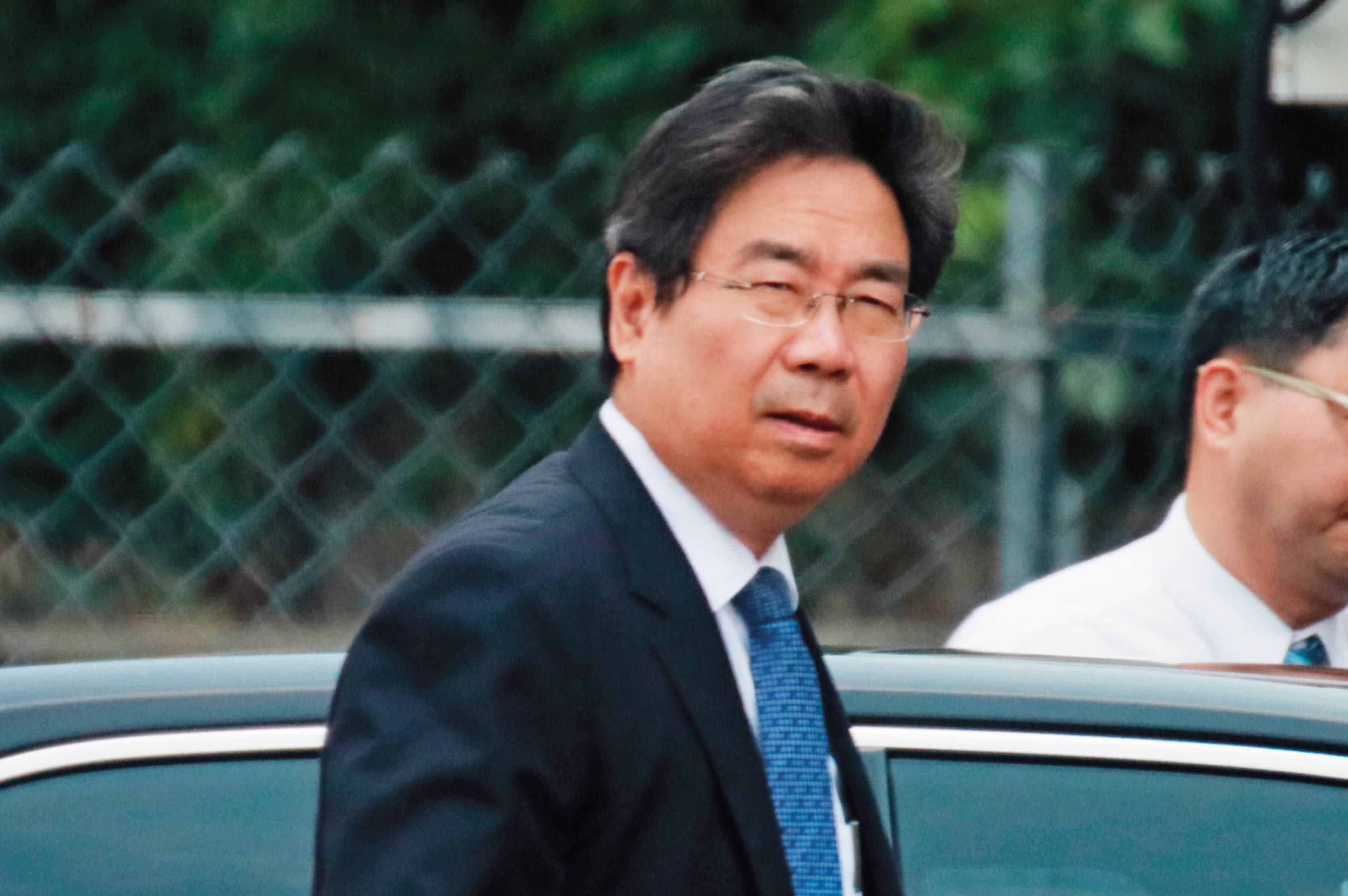 04/24 13 : 26,貿協2名官派董事長莊碩漢(圖)、劉世忠,各被直擊出入蔡、賴的作戰辦公室。