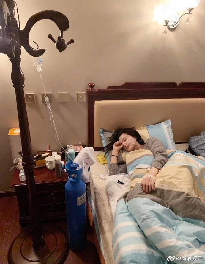 范冰冰在病床上吊著點滴,病況悽慘。(翻攝自新浪微博)